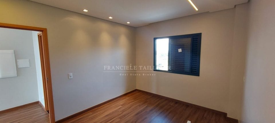 Sobrado a venda no Condominio Moradas do Vale, 186m² úteis, 3 suítes, escritório, decorado - Londrina