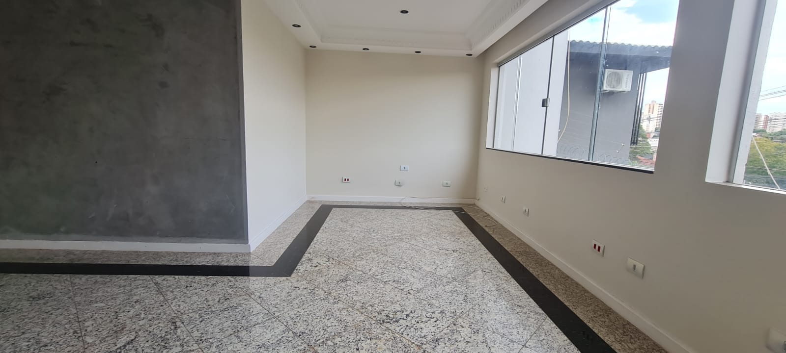 Sobrado à Venda, residencial ou comercial prox a Av Maringá, 440m² úteis, 5 quartos sendo 3 suítes, e 2 com sacada, piscina, 4 vagas - Iguaçu, Lo