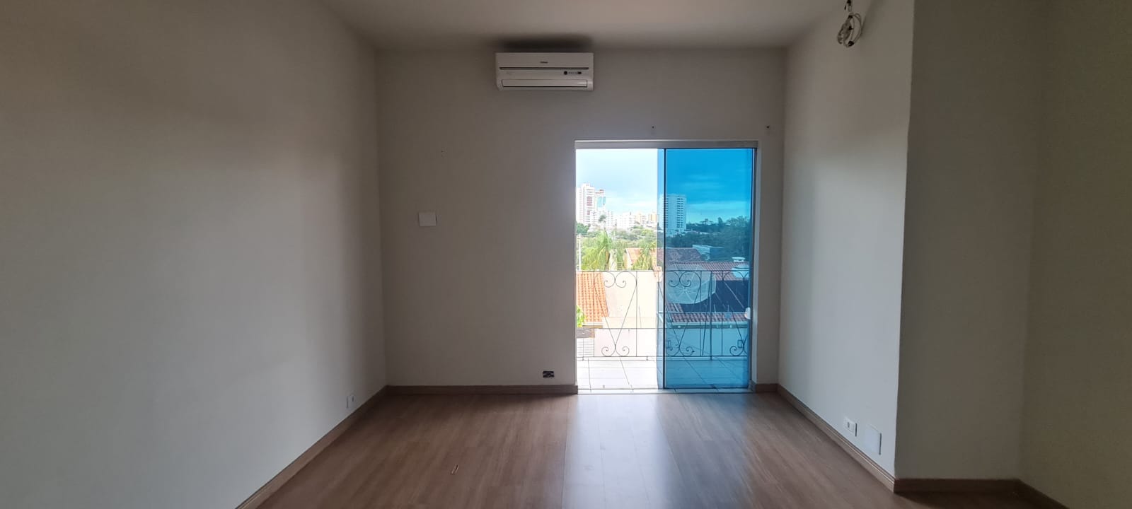 Sobrado para venda , 390m² no total, 193m² construção,no Jd Quebec, 3 quartos sendo 1 suite, e 2 com sacada, 4 vagas - Londrina, PR