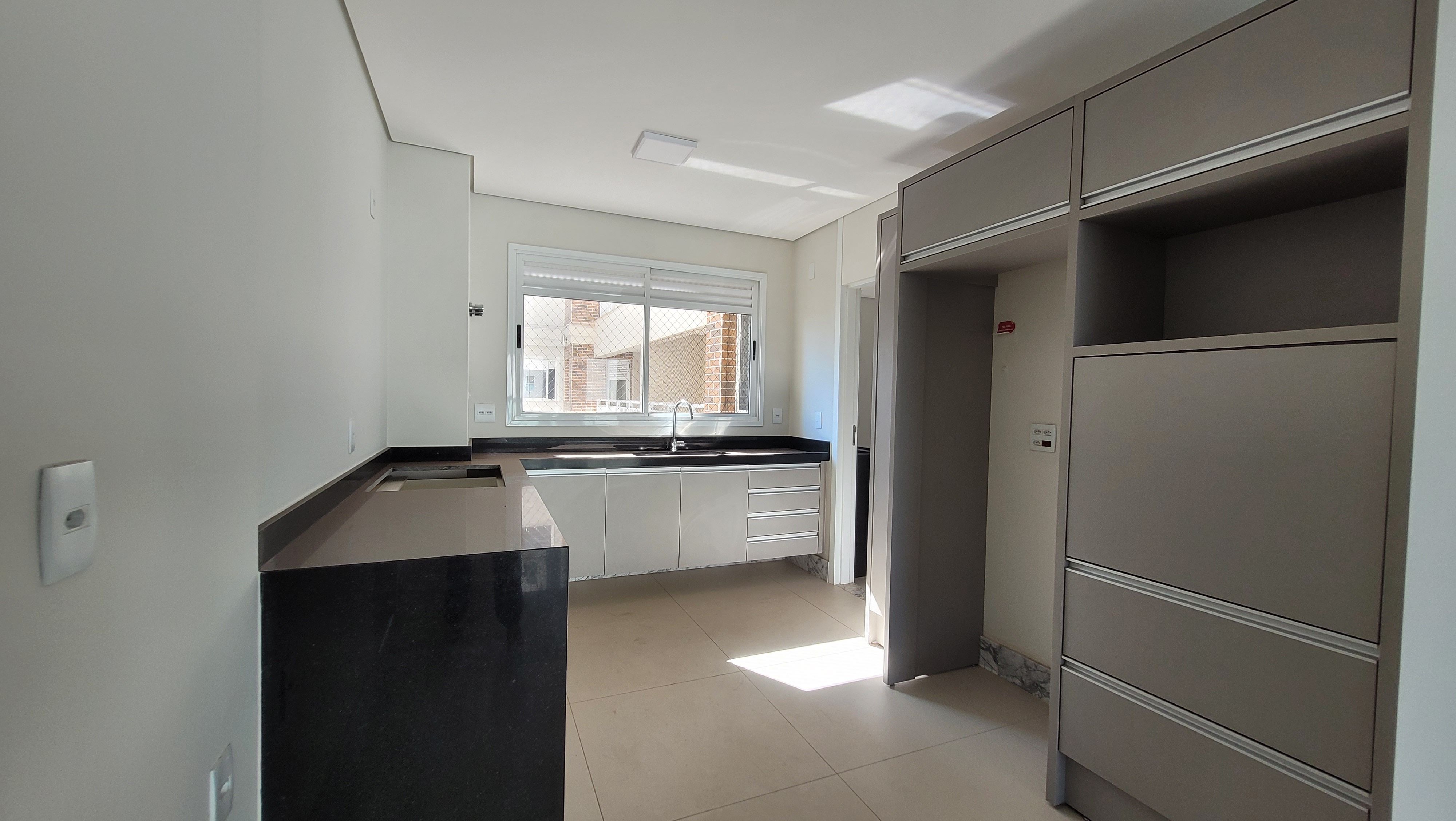 Apartamento  à Venda, 173m² privativos, Ed Queens Park, 3 suítes sendo 1 master, 2 vagas - Gleba Fazenda Palhano, Londrina, PR