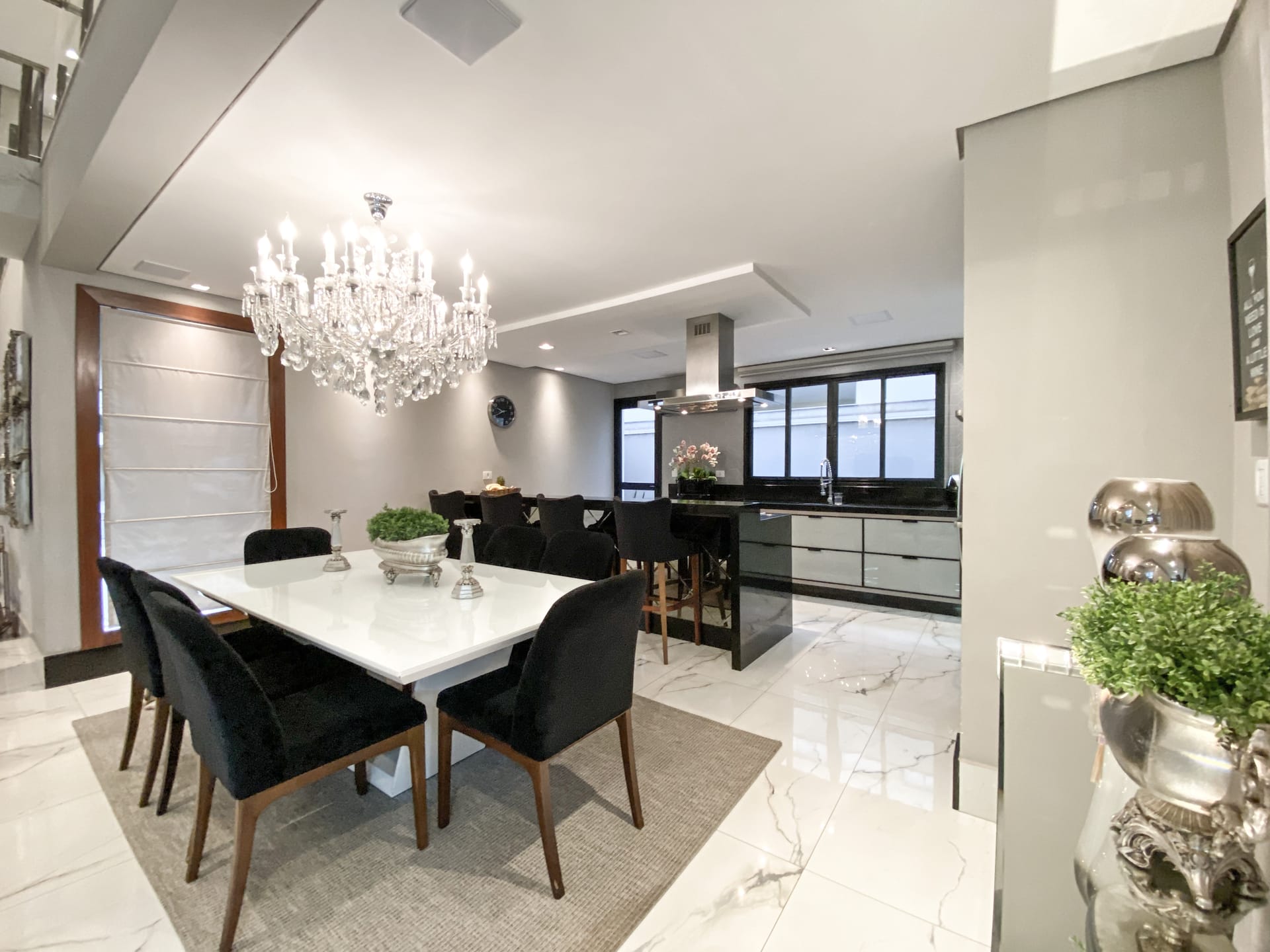 Casa venda e locação no Cond. Alphaville II, 300m² úteis, mobiliada, decorada com 4 quartos sendo 2 suítes e 2 demi-suites, piscina, hidromassage