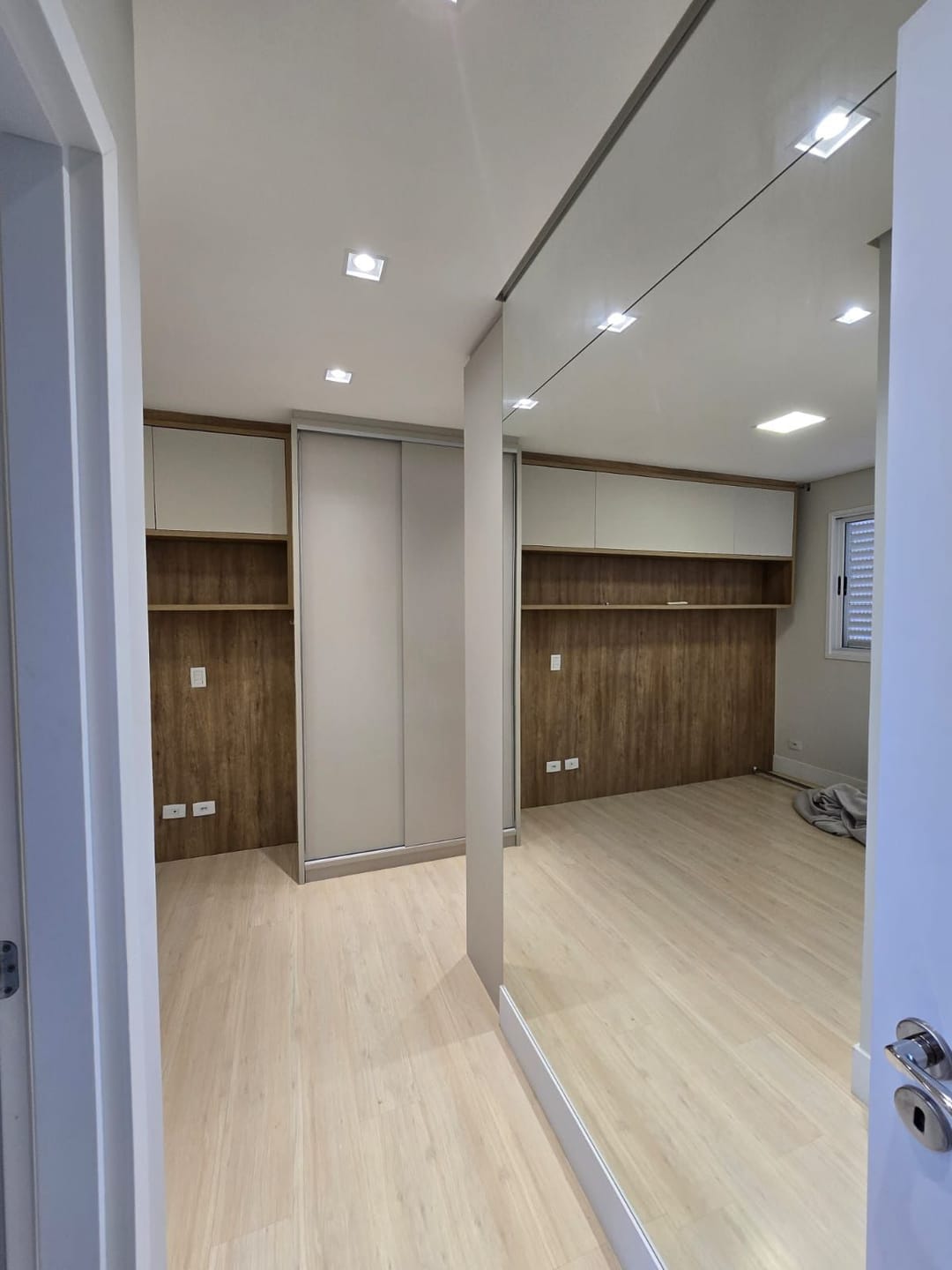 Apartamento à venda, Edifício Uptown Residence, 75m² úteis, 2 quartos (1 suíte), varanda com churrasqueira, 2 vagas paralelas - Gleba Palhano, Lo