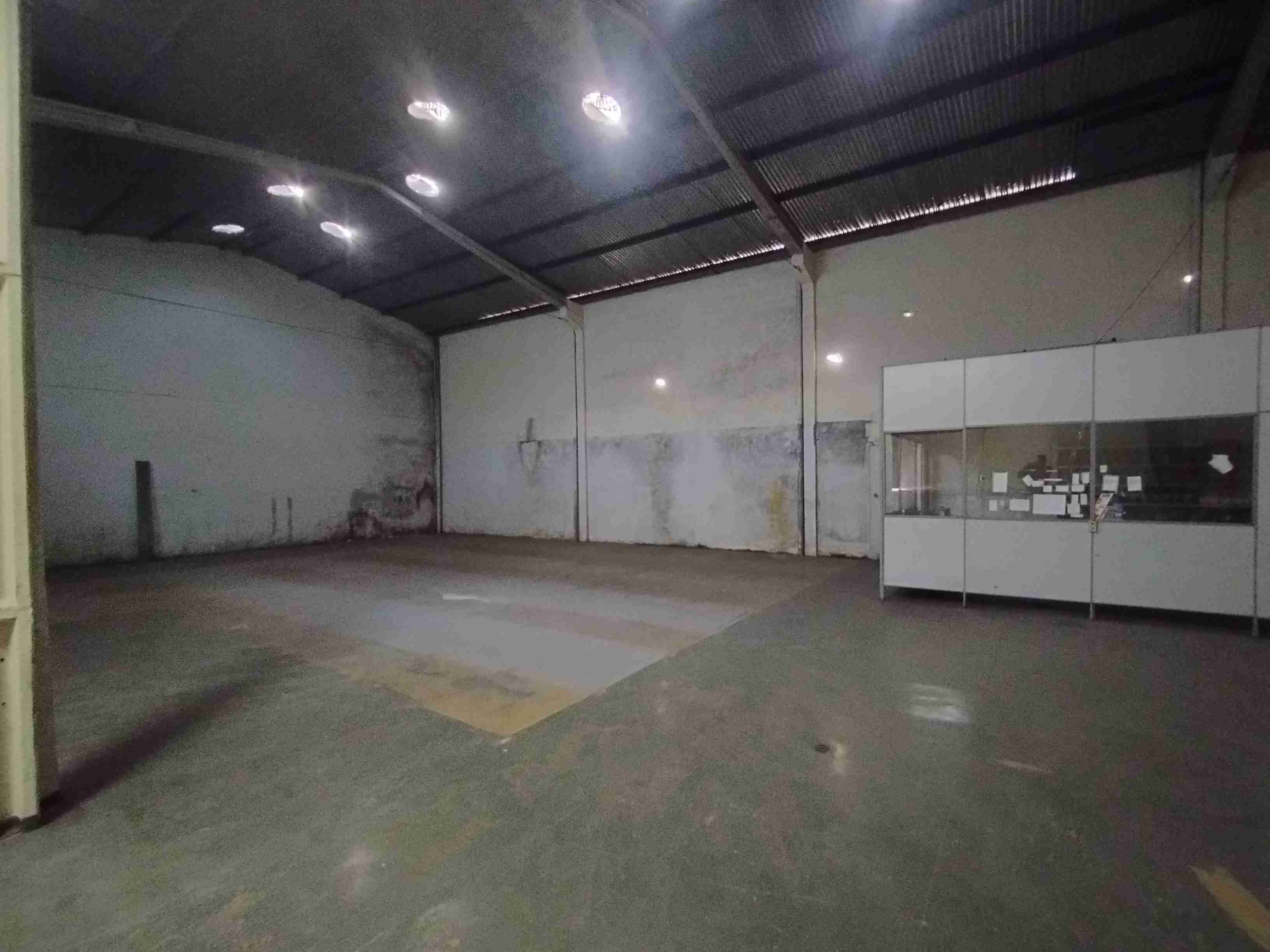 Barracão para locação, Av. Maringá, 358M² úteis, amplo, 5 garagens, Londrina-PR