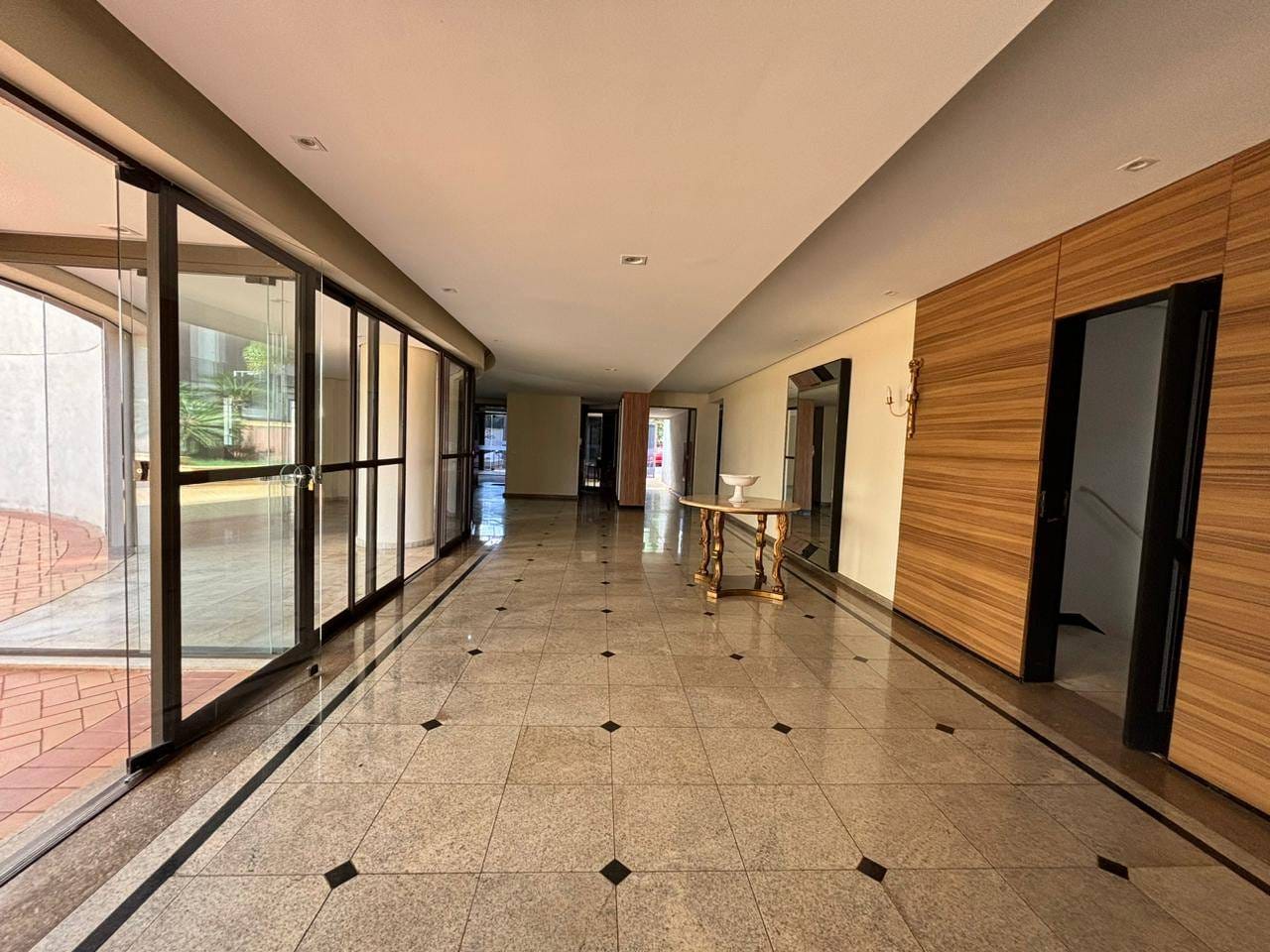 Apartamento à Venda,  260m² úteis, Edifício London Lake, 04 suítes, vista para lago 3 vagas - Caiçaras, Londrina, PR