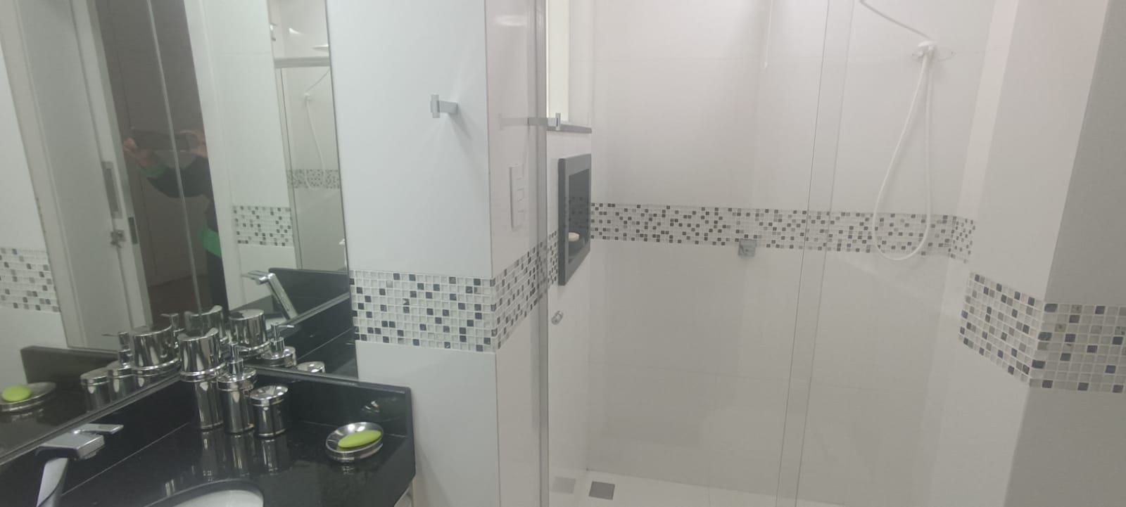 Apartamento  à venda,  Edifício Mona Lisa no calçadão central,177m² uteis, 4 quartos  sendo 2 suítes, recém reformado, andar alto, Centro, Londri