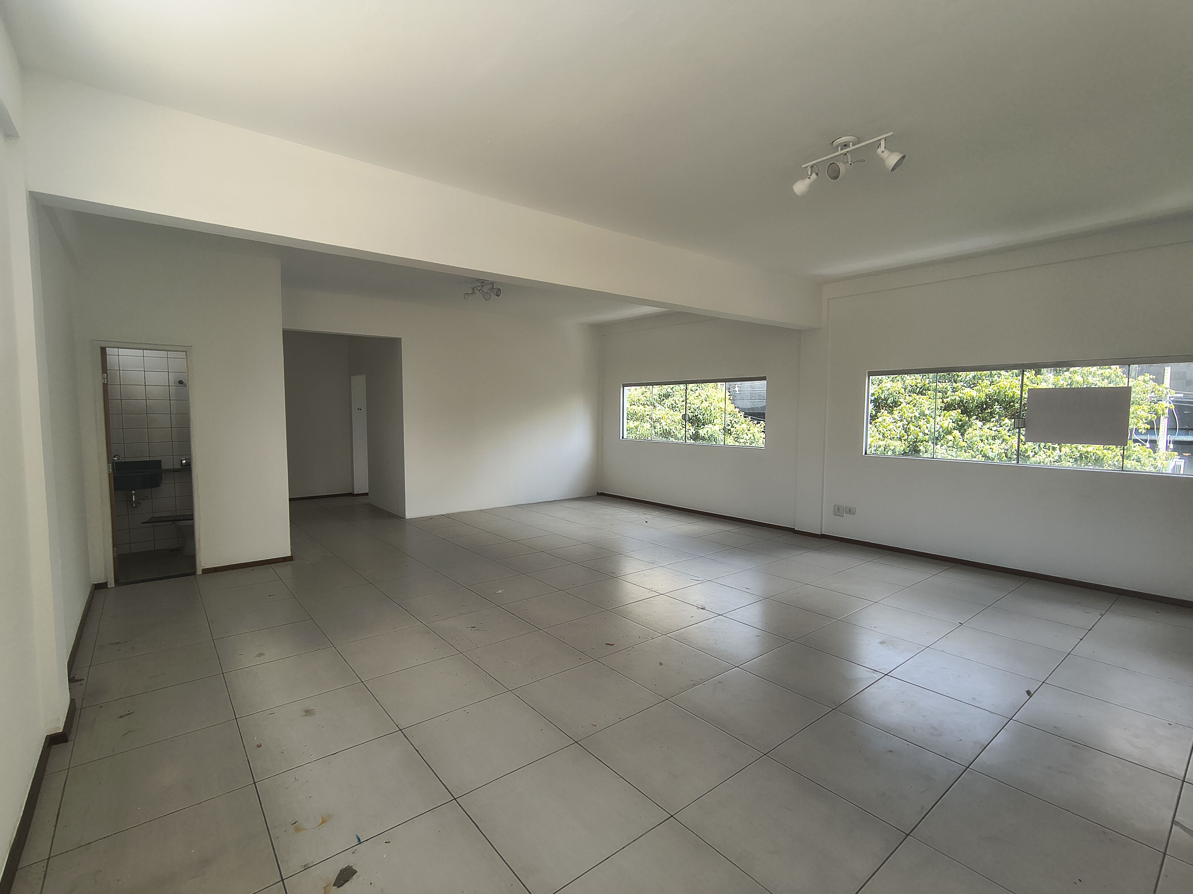Sala para locação, Rua Pará, centro, 100M² úteis, 2 banheiros. Londrina-PR
