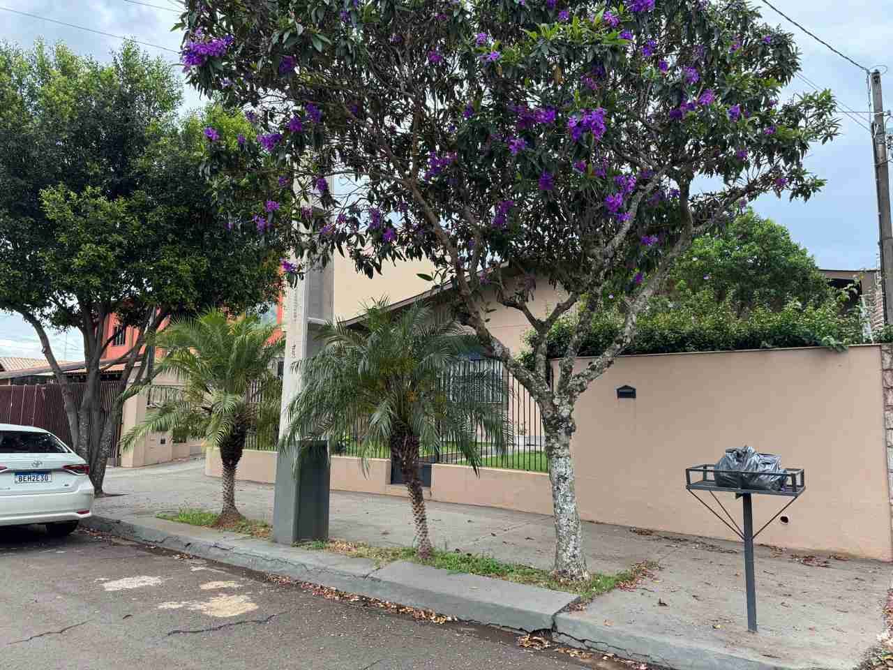 Casa à venda, 400 m2 úteis, 4 quatos sendo 2 suítes, porteira fechada. área de lazer ampla, 6 vagas, Jardim Shangri-lá A, Londrina-PR