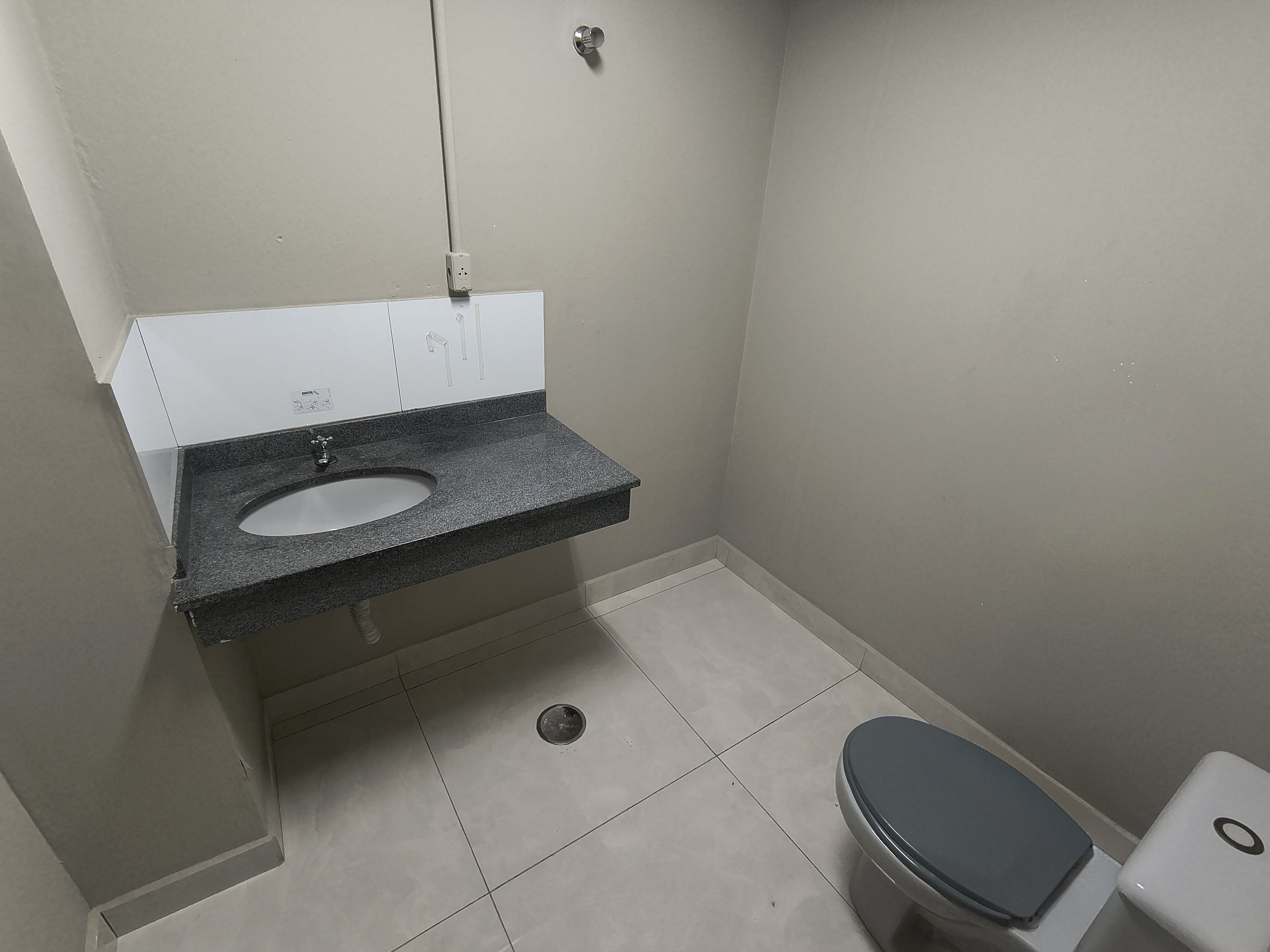 Barracão para locação, 997M² úteis, subsolo e mezanino, 28 garagens, 4 banheiros, Av.JK, Londrina-PR