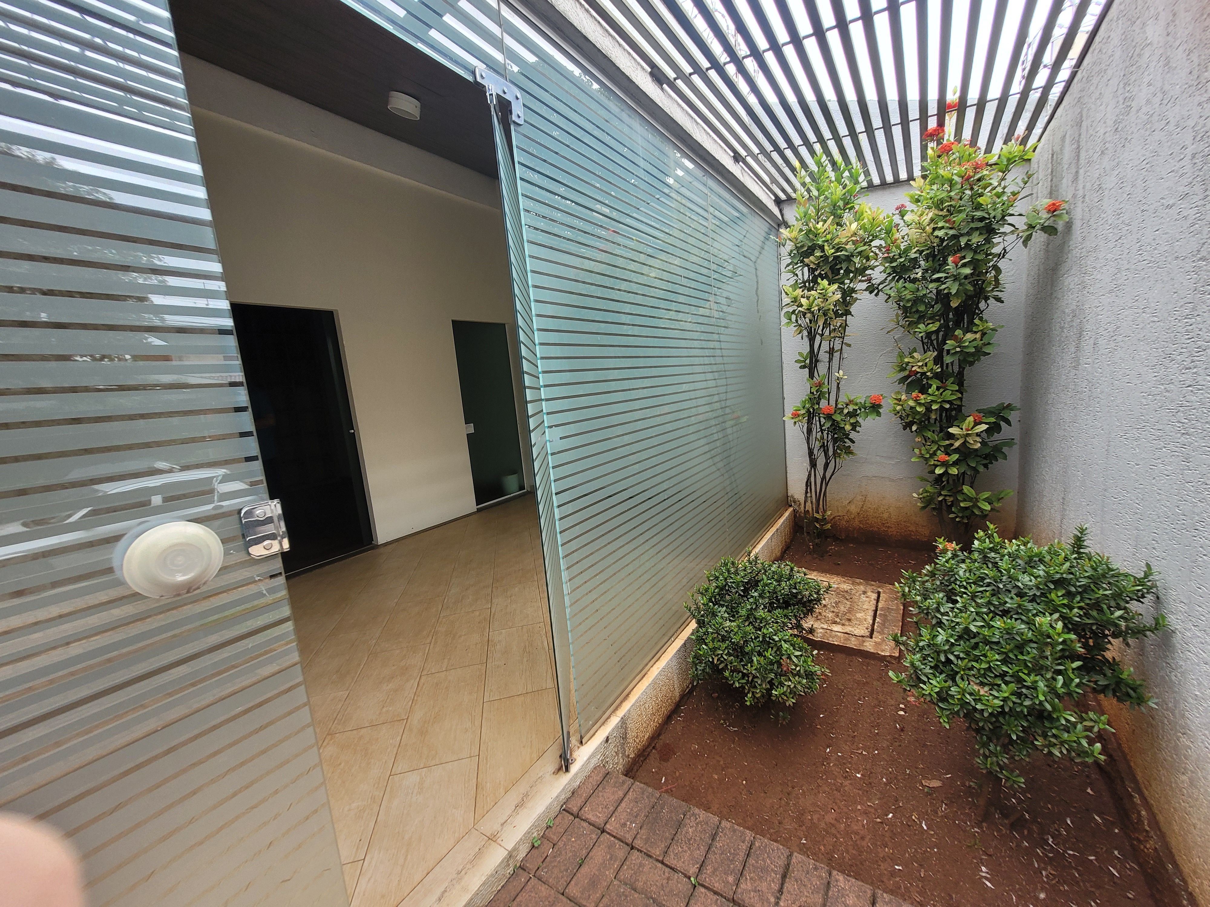 Sobrado à venda, 438m², 5 quartos sendo 3 suítes, 4 banheiros, 4 vagas de garagem no centro de Londrina, PR