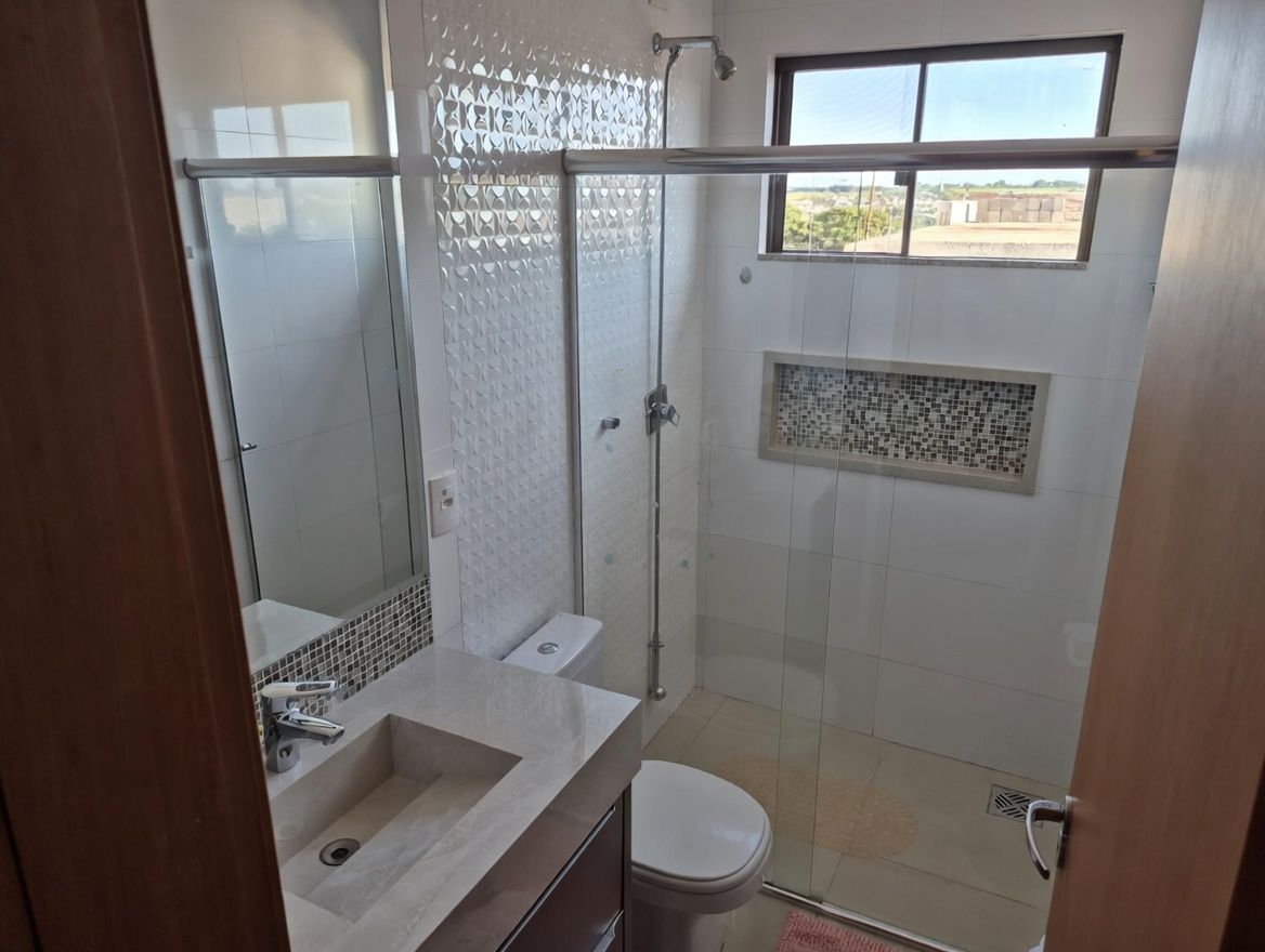 Sobrado à venda, 3 quartos sendo 1 suite com armários e banheira, 220 m², Royal Maison, Esperança, Londrina, PR