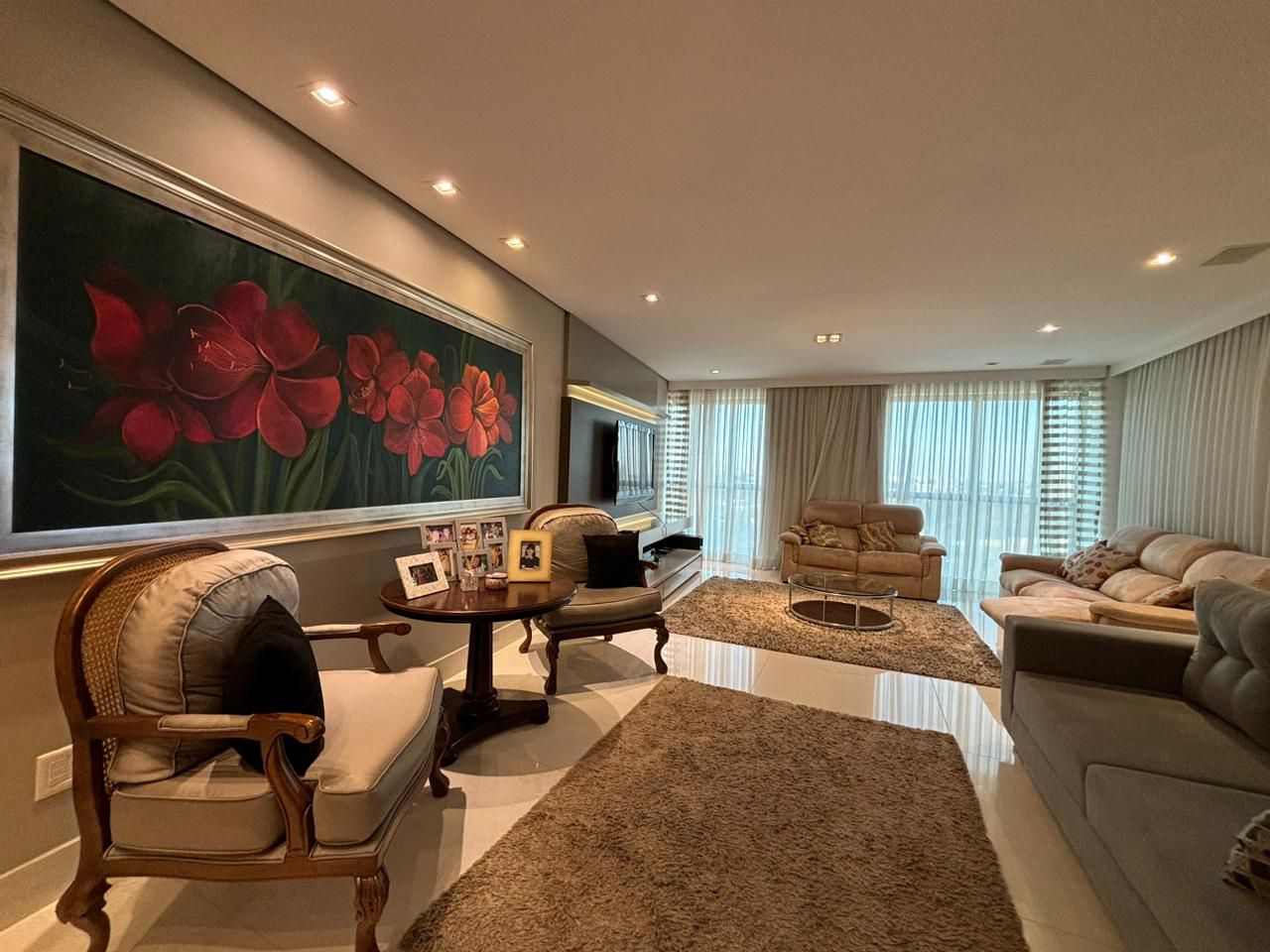 Apartamento à venda - 240m² úteis, 4 quartos sendo 2 suítes/ andar alto / 4 vagas de garagem /  PALAZZO VERONESI - Londrina/PR