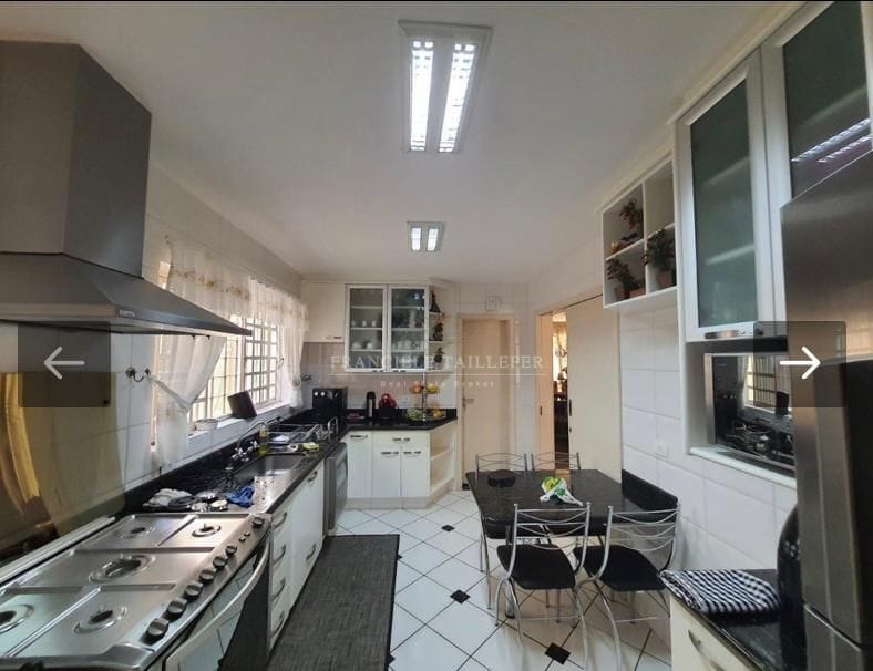 Sobrado a venda, Cond. Village Pinheiro, 246 m² úteis, 3 quartos sendo 1 suite master, 4 vagas- Portal de Versalles II- Londrina Pr