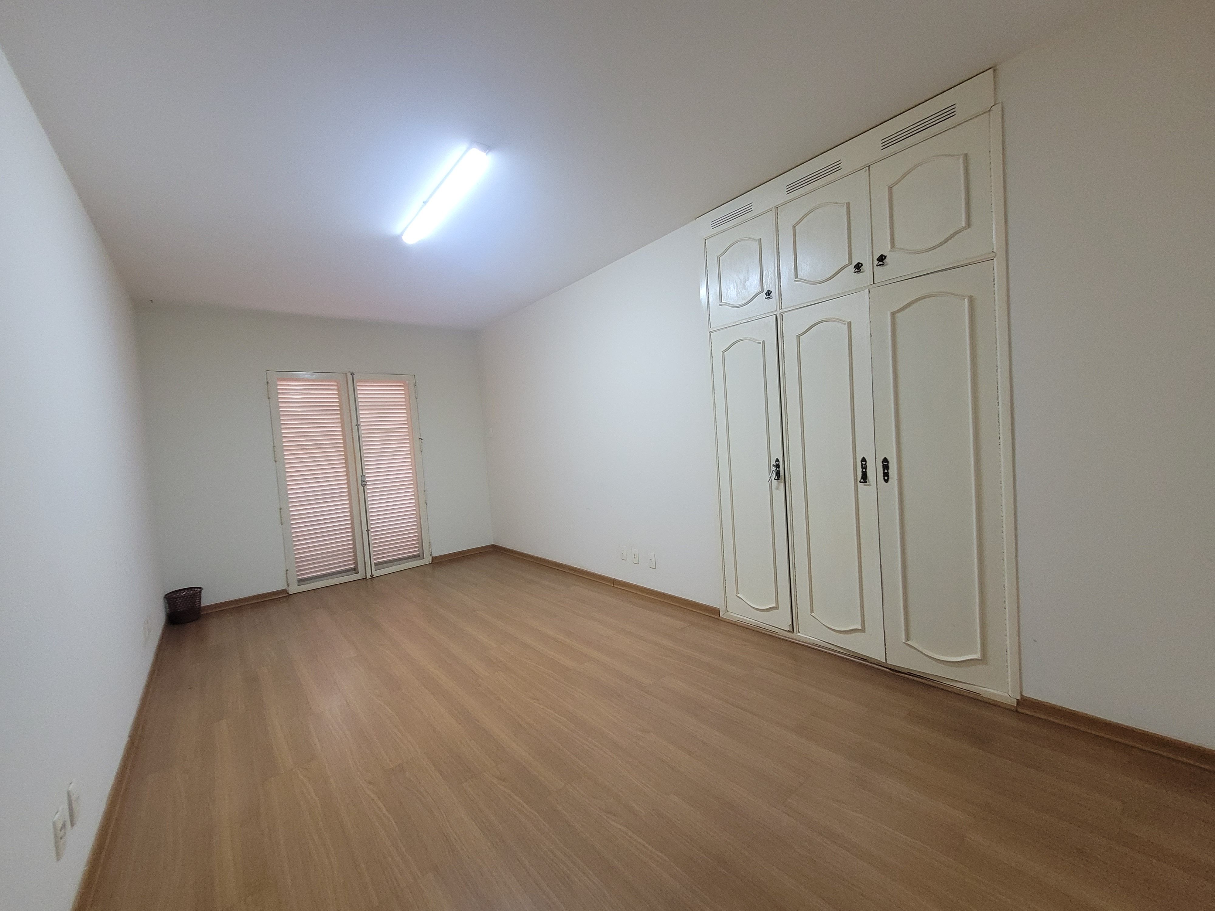 Sobrado à venda, 438m², 5 quartos sendo 3 suítes, 4 banheiros, 4 vagas de garagem no centro de Londrina, PR