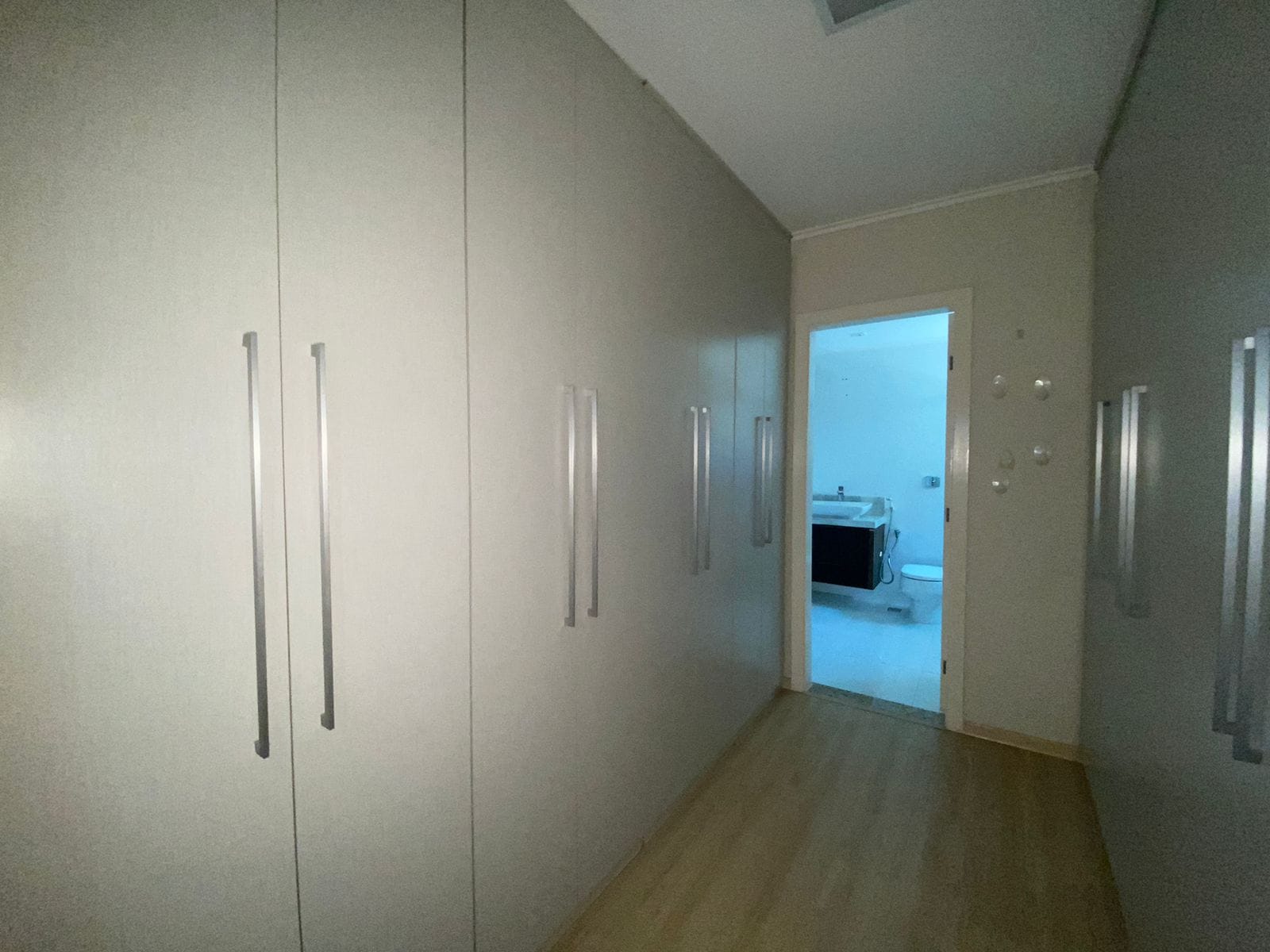 Triplex de luxo 500m² úteis/4 suítes no Cond. Alphaville II, churrasqueira /piscina, ar condicionado, 2 lareiras - Vivendas do Arvoredo - Londrin