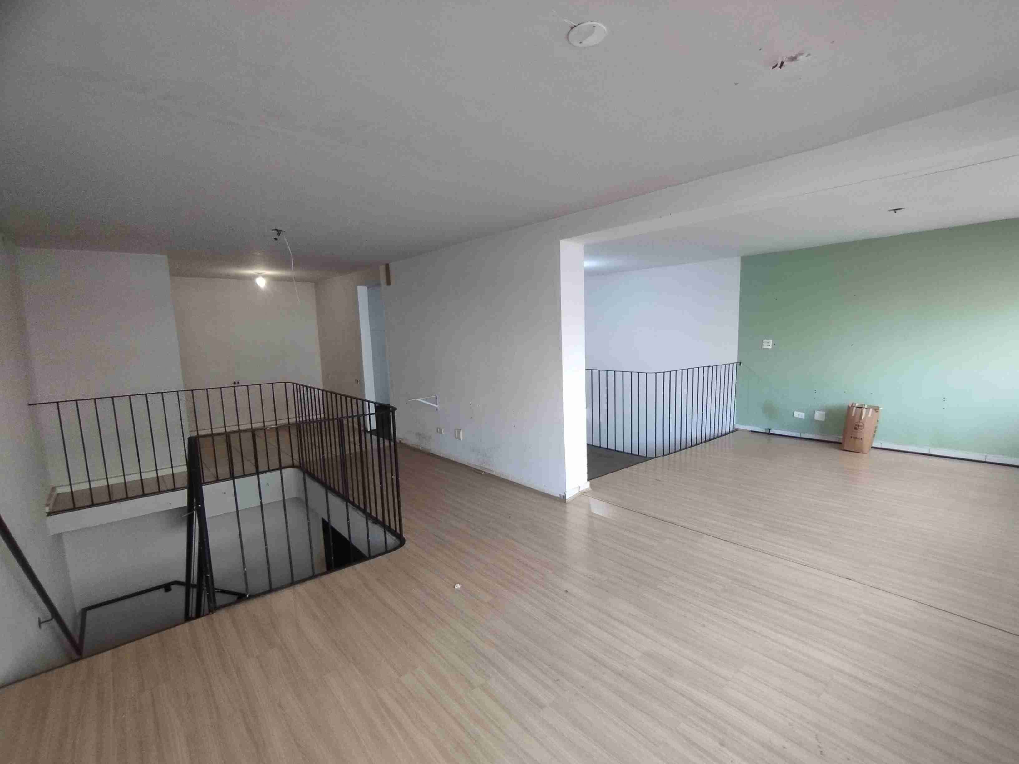 Loja para locação, Rua Fernando de Noronha, centro, 160M², barracão com mesanino. amplo, frente vidro, aluguel R$ 5.000. Londrina-PR