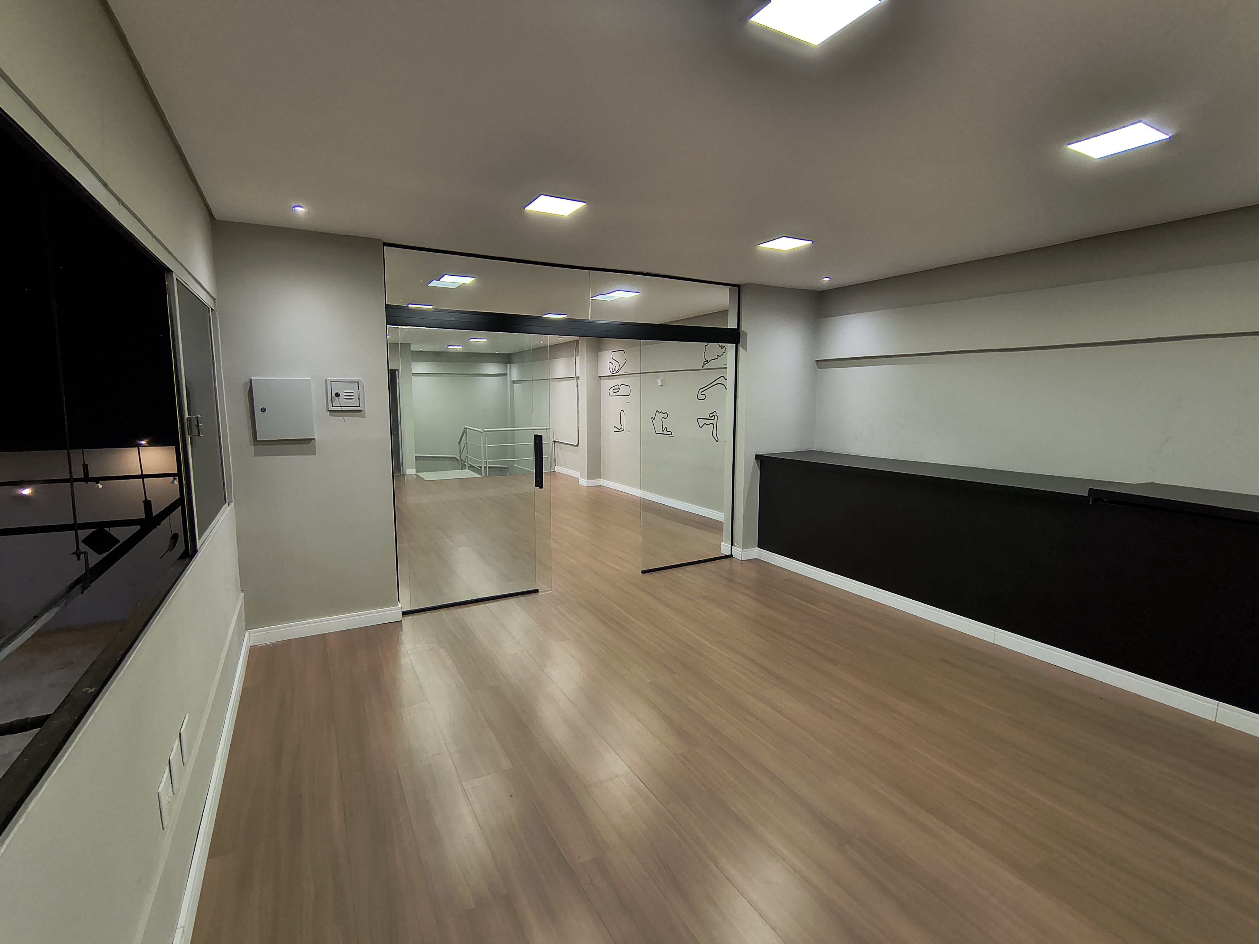 Barracão para locação, 997M² úteis, subsolo e mezanino, 28 garagens, 4 banheiros, Av.JK, Londrina-PR
