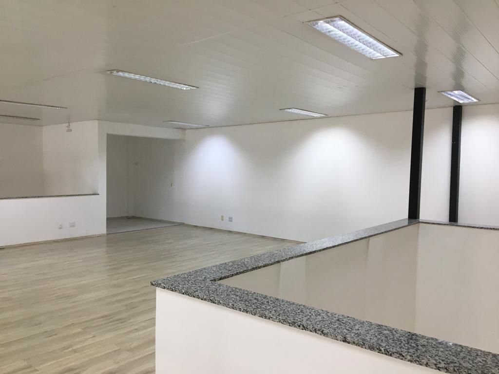 Barracão para locação, Av. Maringá, 814m² úteis, 14 garagens, frente vidro, Londrina-PR