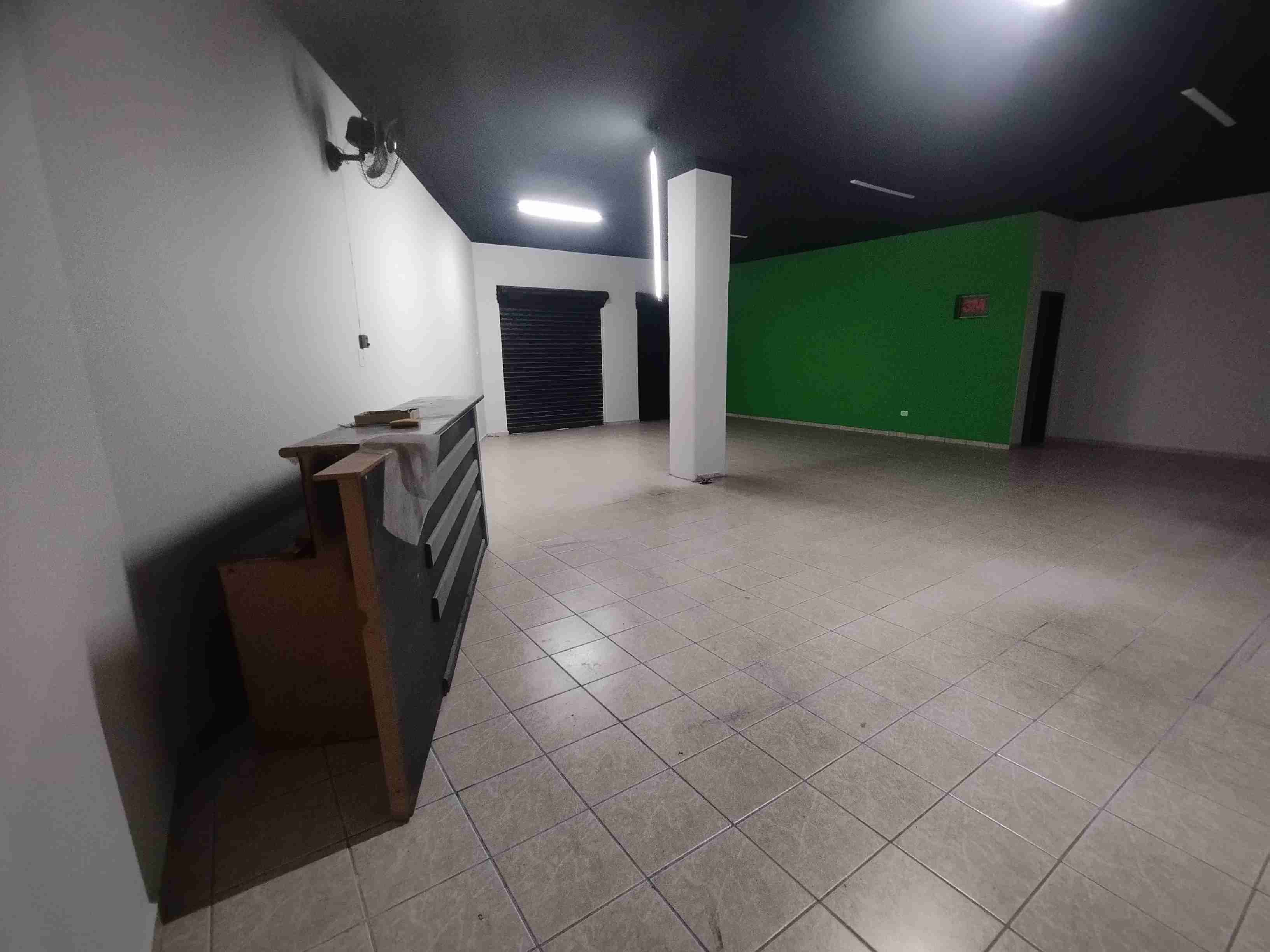 Barracão para locação, Av. Maringá, 358M² úteis, amplo, 5 garagens, Londrina-PR