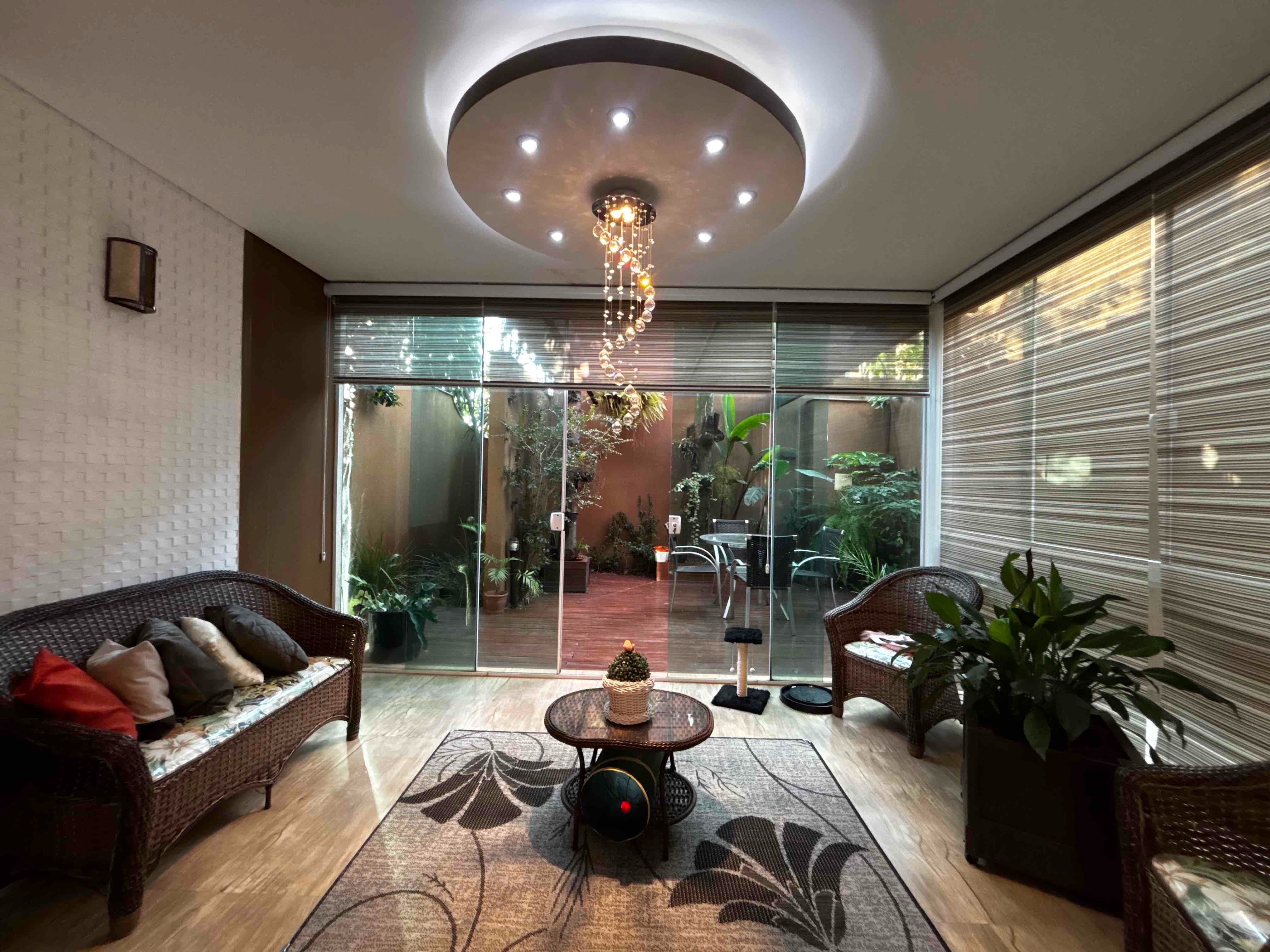 Sobrado à venda, no bairro Caravelle, Proximo ao centro e Aeroporto, 295m² úteis,  5 quartos sendo 1 suíte, piscina, churrasqueira - Londrina, PR