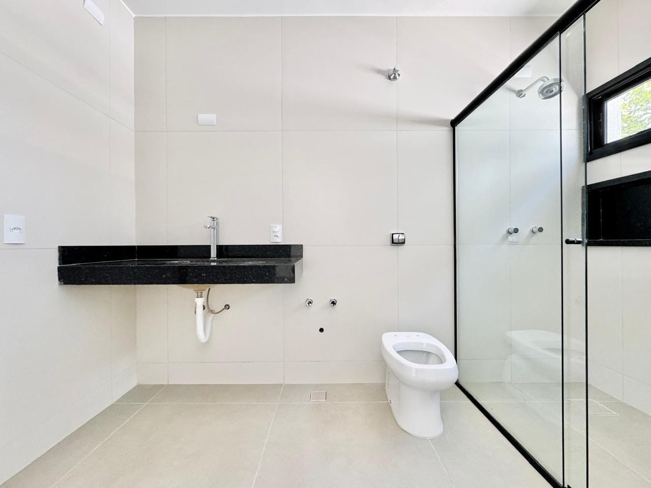 Casa à venda,  no Mediterrâneo, 467m² construção, 6 quartos sendo 3 suítes, 5 banheiros, 1 lavabo, 3 vagas, Londrina, PR