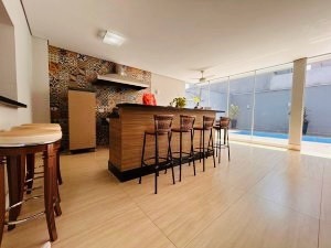 Sobrado à venda, Alphaville 2, 285m² úteis, 4 suítes, sendo uma com hidro e closet, completo planejados, piscina, 4 vagas-  Vivendas do Arvoredo,