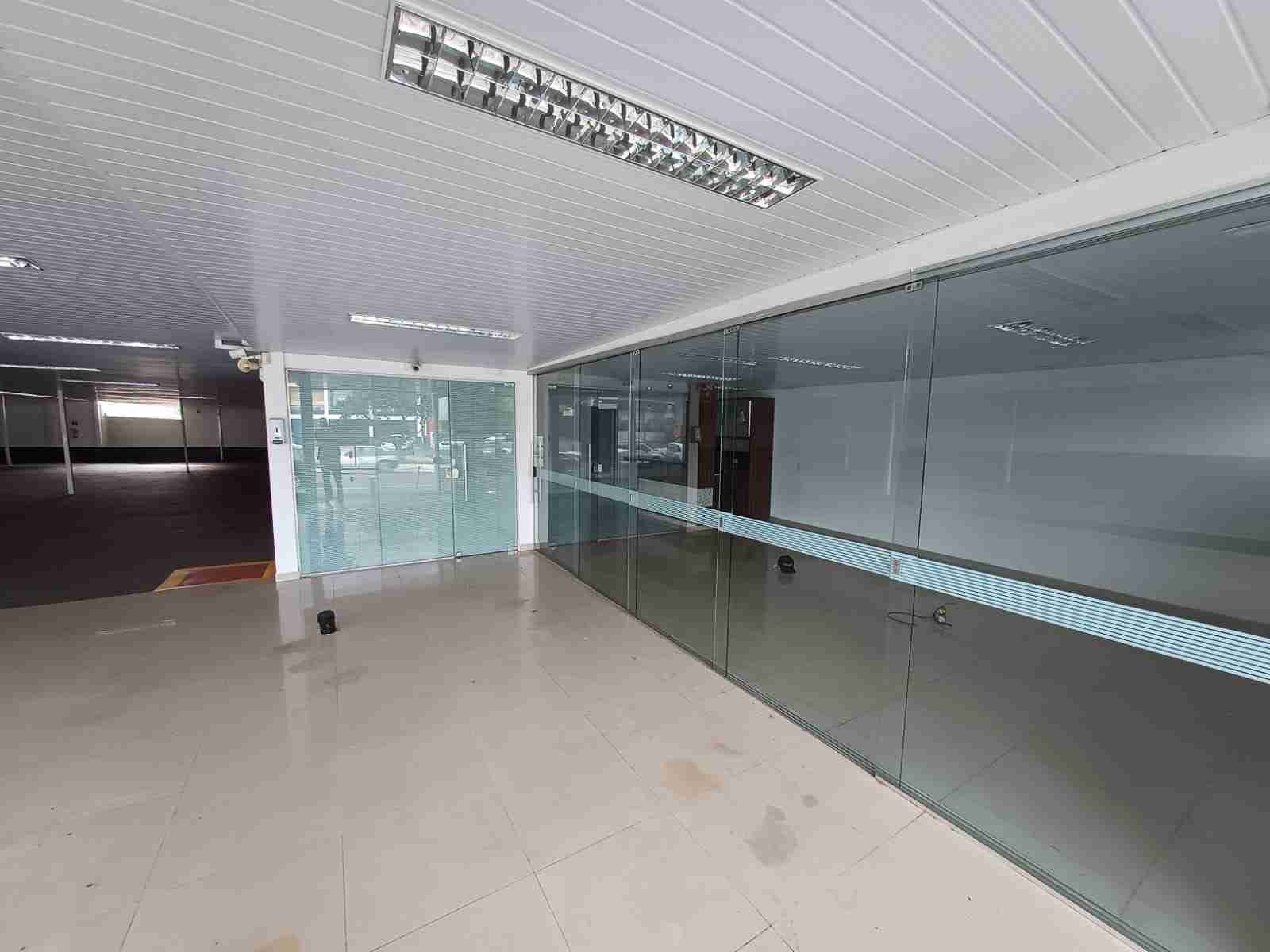 Barracão para locação, 800m² úteis, fachada em vidro, excelente localização Av Higienópolis , 8 vagas-  Jardim Higienópolis, Londrina, PR