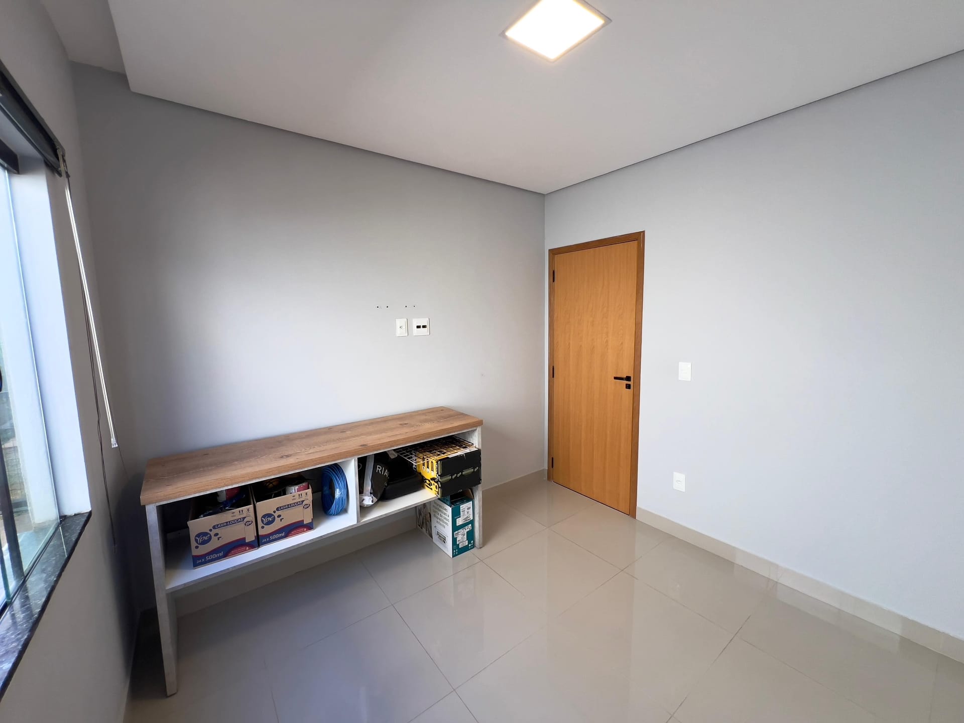 Casa à venda, Bairro Monte Carlo, Pé Direito Alto, 3 quartos sendo 1 Suite, Proximo ao Aeroporto, Londrina PR