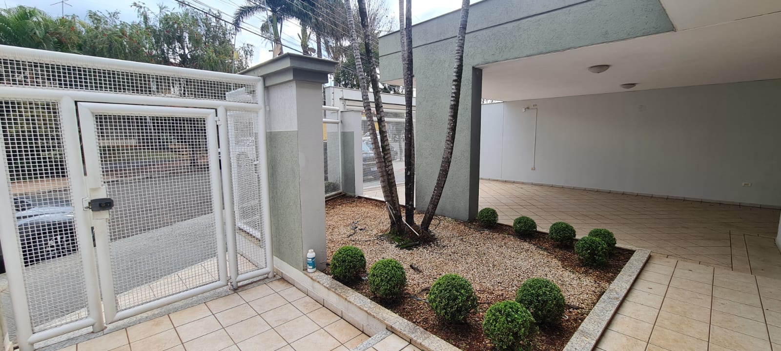 Sobrado à Venda, residencial ou comercial prox a Av Maringá, 440m² úteis, 5 quartos sendo 3 suítes, e 2 com sacada, piscina, 4 vagas - Iguaçu, Lo