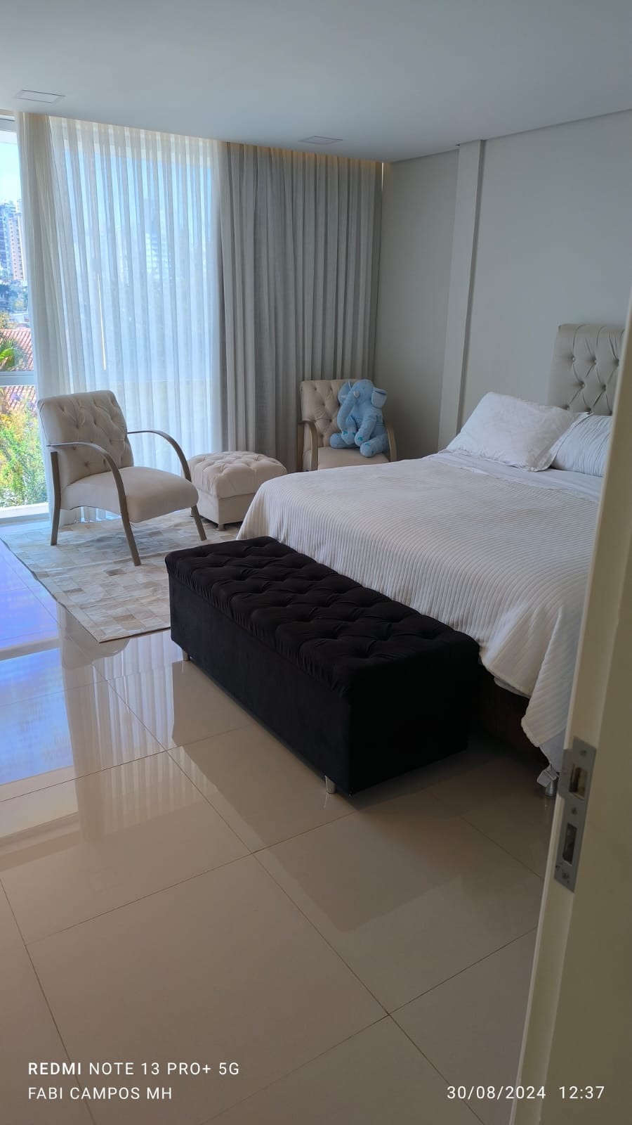 Casa à venda no Jardim Quebec, 614m², 3 Quartos sendo 1 suíte, 5 banheiros, 2 lavabos e 4 vagas de garagem, Londrina, PR