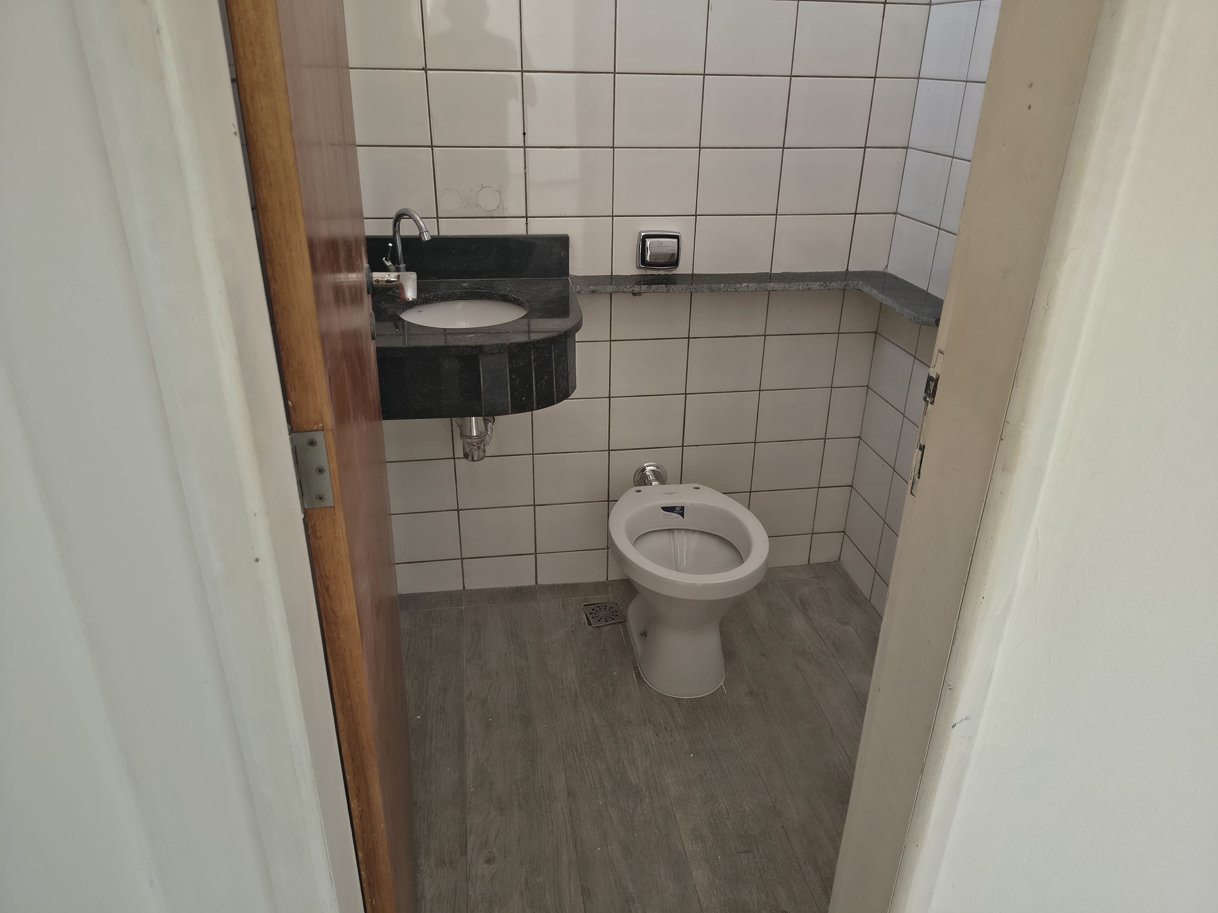 Sala para locação, Rua Pará, centro, 100M² úteis, 2 banheiros. Londrina-PR