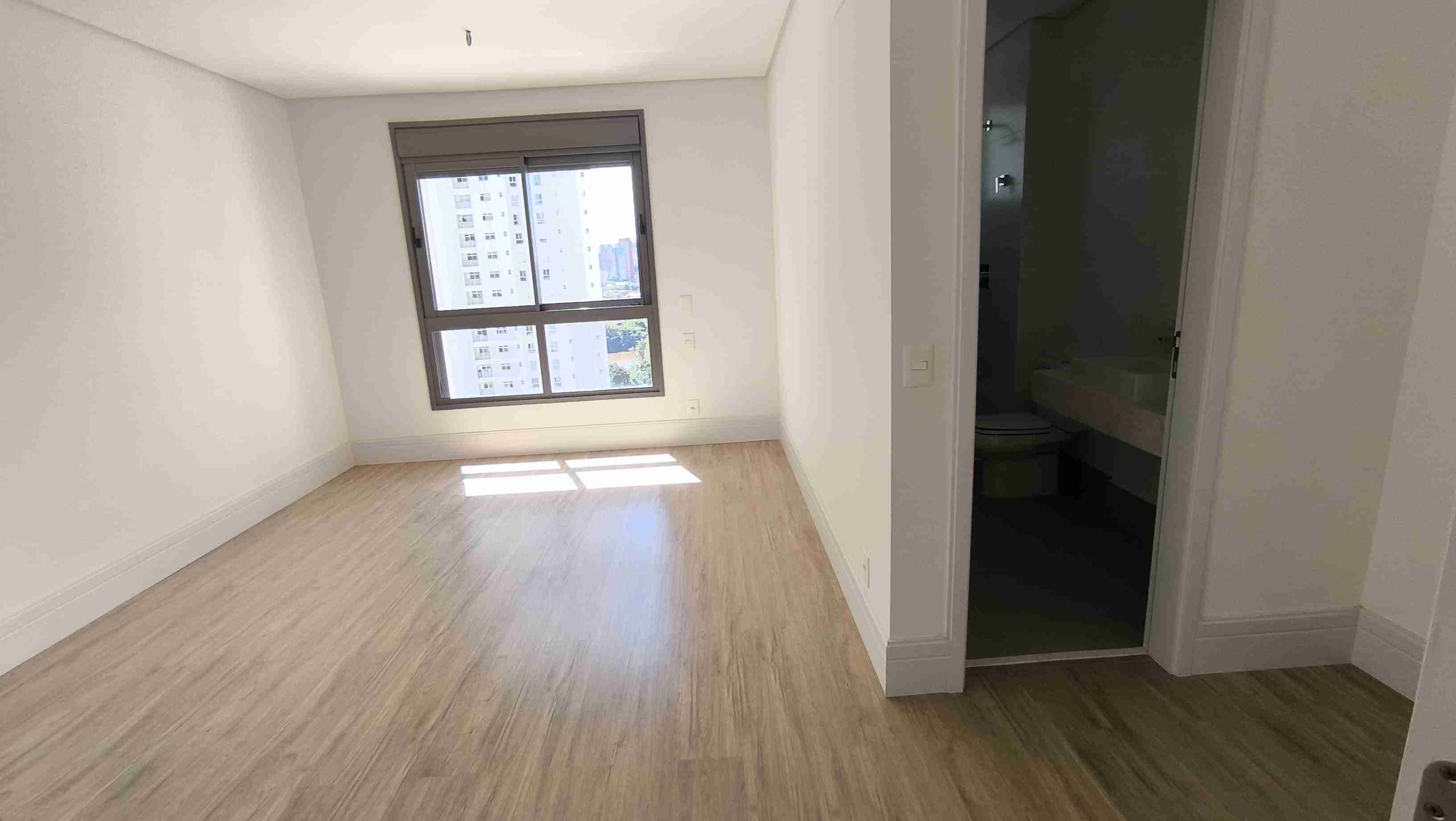 Apartamento à venda no Edifício Le Reve, 323m² úteis, 3 suítes, vista para o lago, 4 vagas - Gleba Palhano, Londrina, PR