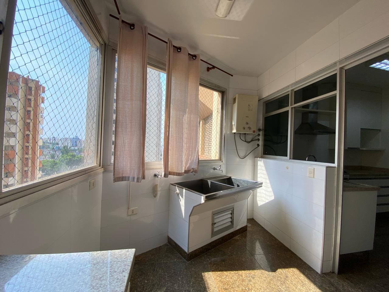 Apartamento 214m²/4 quartos (sendo 1 suíte)/ 02 vagas - Condomínio Edifício Príncipe de Galles,  R. Espírito Santo- Centro, Londrina, PR