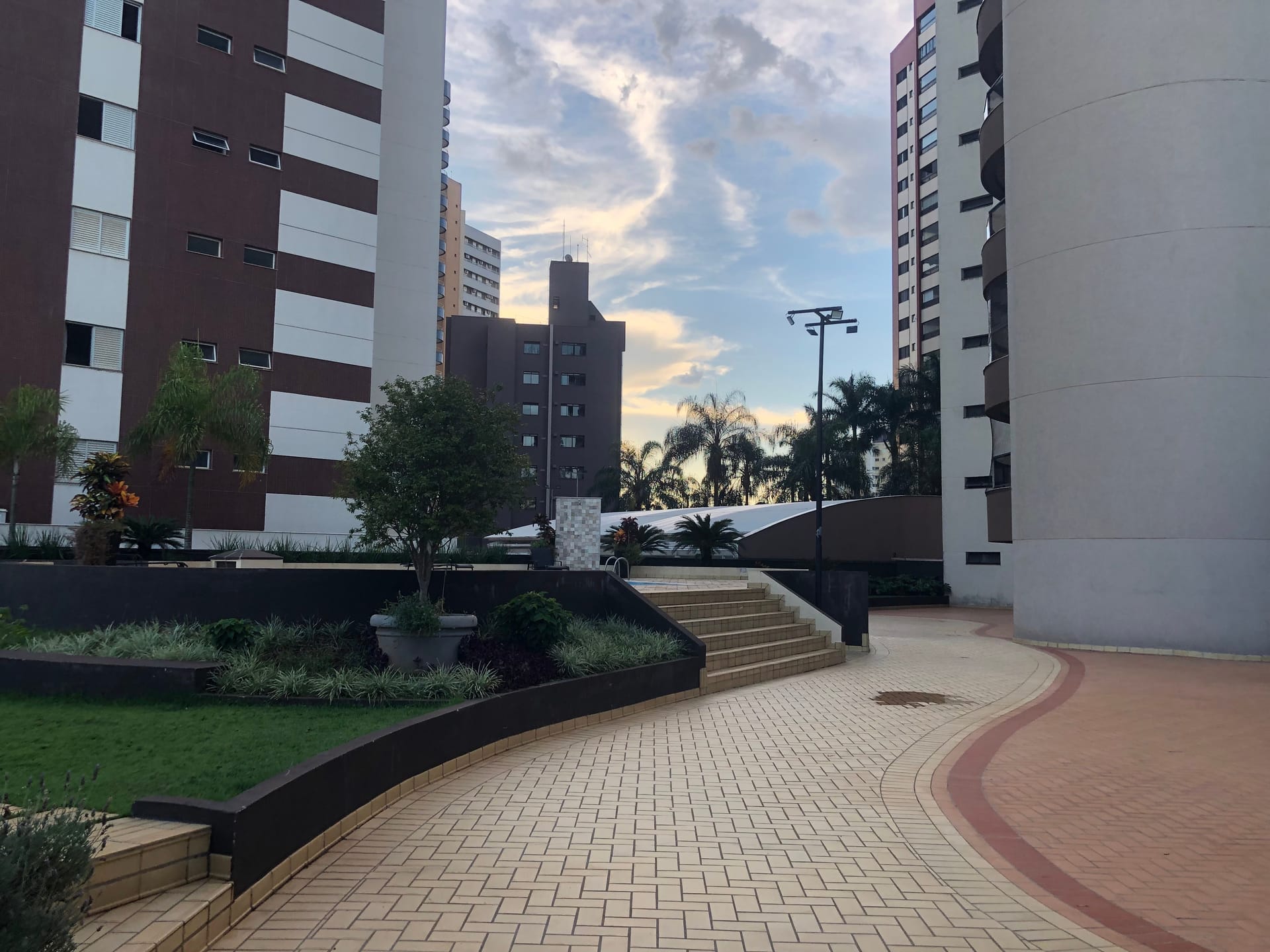 Apartamento à venda, Edifício London Lake, 263m² úteis, 2 suítes, ampla varanda com churrasqueira, 3 vagas - Caiçaras, Londrina, PR