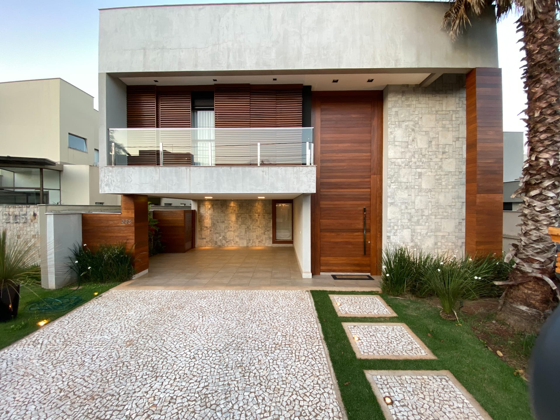 Casa venda e locação no Cond. Alphaville II, 300m² úteis, mobiliada, decorada com 4 quartos sendo 2 suítes e 2 demi-suites, piscina, hidromassage