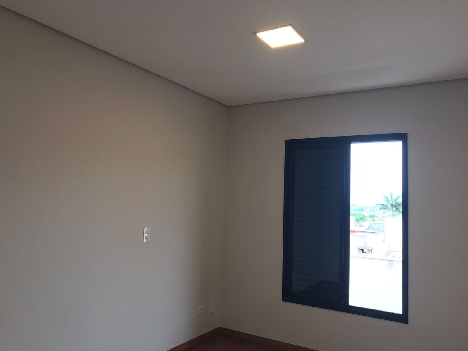 Sobrado à venda, Condomínio Morada das Flores, 137m² úteis, 3 quartos sendo 1 suíte, 2 vagas  - Cambé, PR