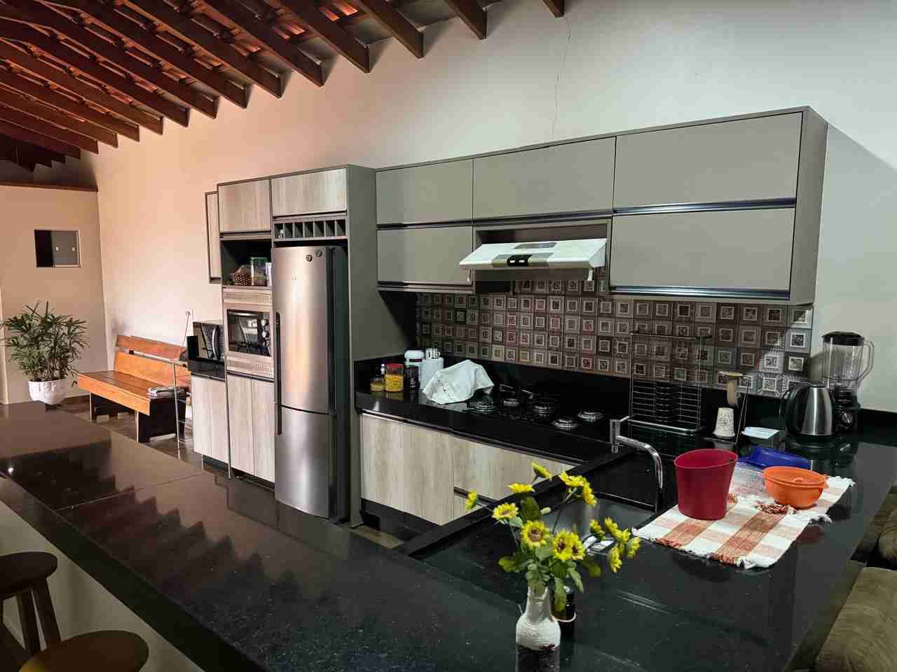 Casa à venda, 400 m2 úteis, 4 quatos sendo 2 suítes, porteira fechada. área de lazer ampla, 6 vagas, Jardim Shangri-lá A, Londrina-PR