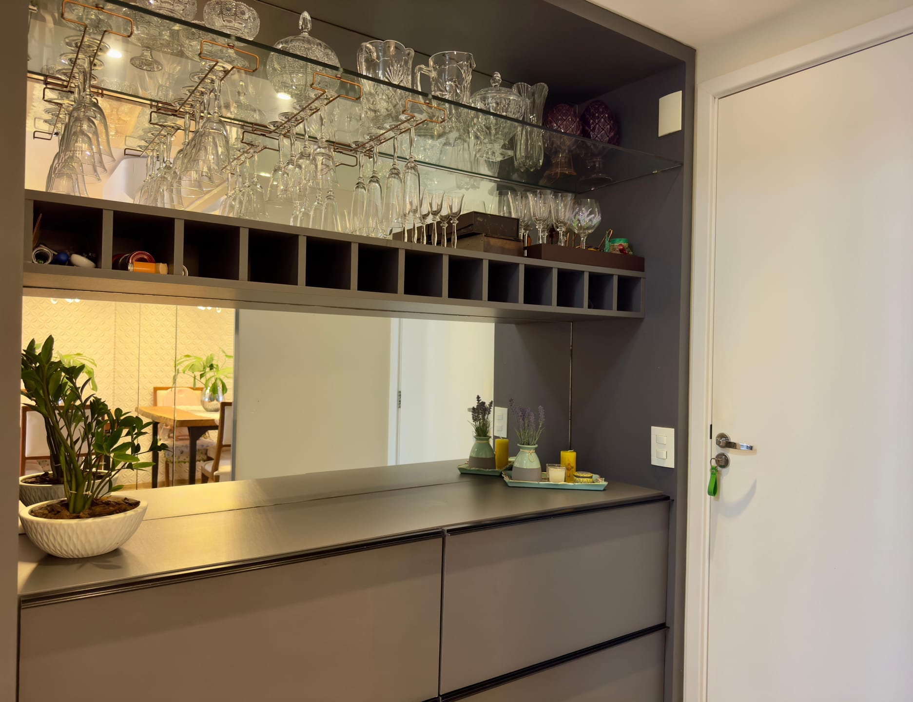 Apartamento à venda, Edifício Solar Mirador, 75m² úteis, 3 quartos (1 suíte), andar alto, sacada com churrasqueira - Aurora, Londrina, PR