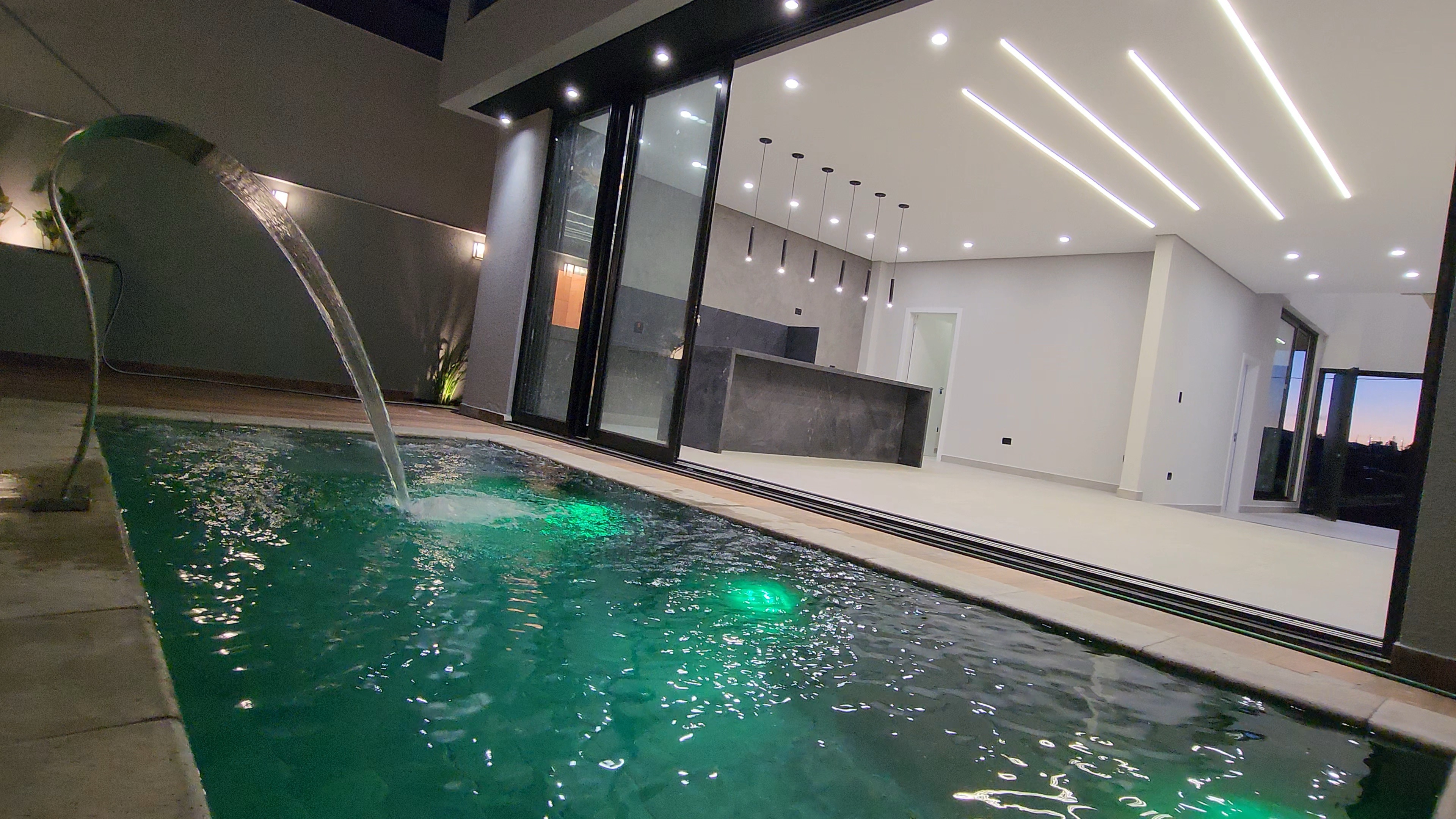 Casa em condominio à Venda, Parque Tauá Araguari, 233 m² construção, 3 suítes, hidro, piscina privativa - Jardim Morumbi, Londrina, PR