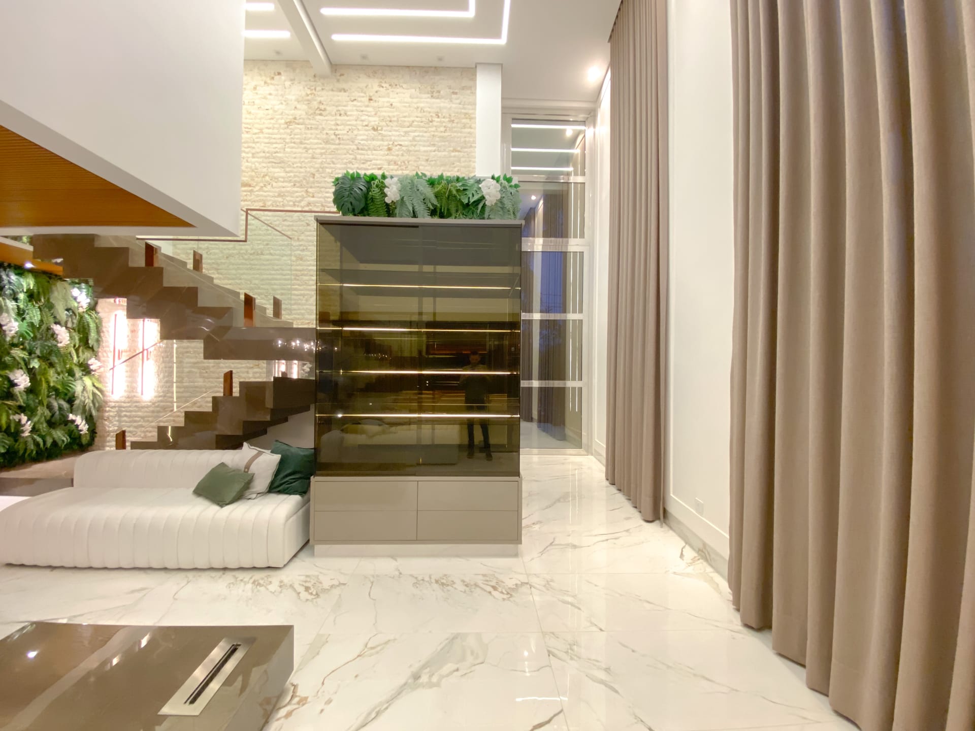 Sobrado à Venda, 302m² úteis,  3 suítes, decorado no Cond.Vivenda Vivendas do Arvoredo, Londrina, PR