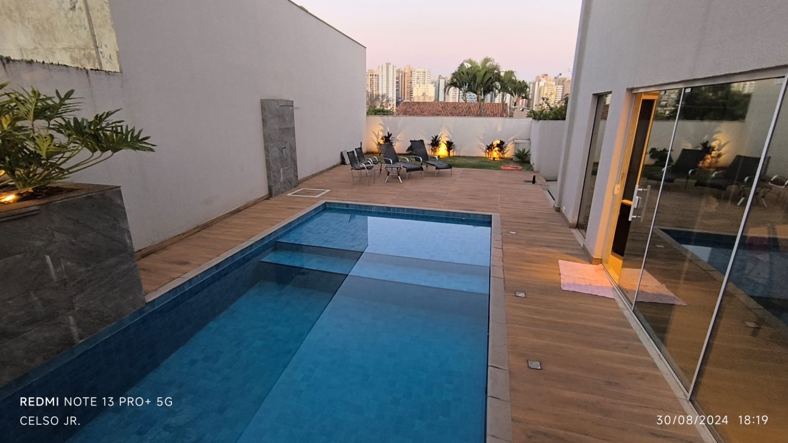 Casa à venda no Jardim Quebec, 614m², 3 Quartos sendo 1 suíte, 5 banheiros, 2 lavabos e 4 vagas de garagem, Londrina, PR
