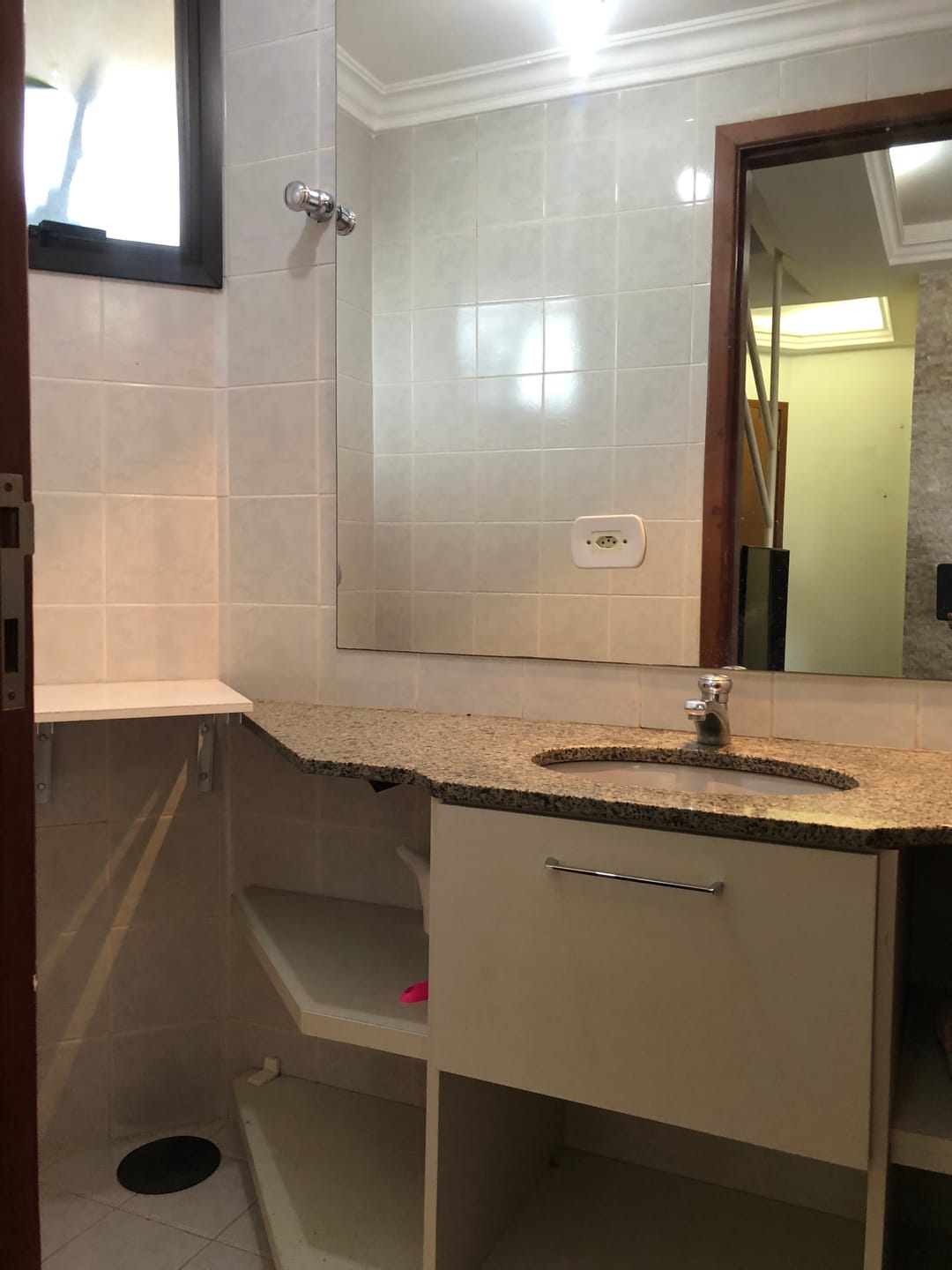 Apartamento à venda, Edifício Saint Simon, 57m² úteis, 1 quarto com suíte e closet, duplex, mobiliado - Centro, Londrina, PR