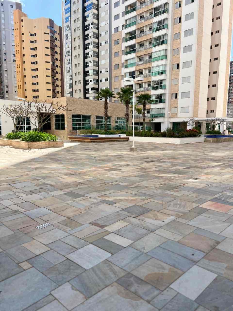 Apartamento  à Venda, Edifício Florais Eco Resort, 75m² úteis, 3 quartos sendo 1 suíte, andar alto, completo armários - Gleba Fazenda Palhano, Lo