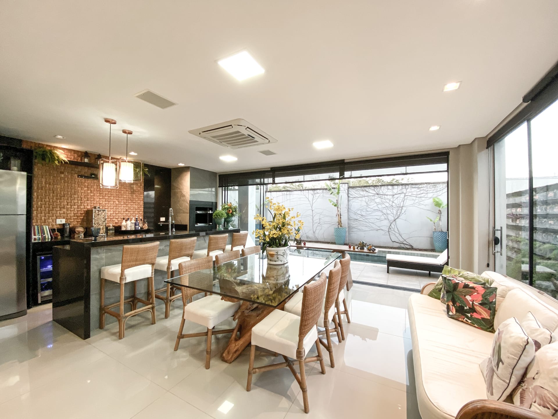 Casa venda e locação no Cond. Alphaville II, 300m² úteis, mobiliada, decorada com 4 quartos sendo 2 suítes e 2 demi-suites, piscina, hidromassage