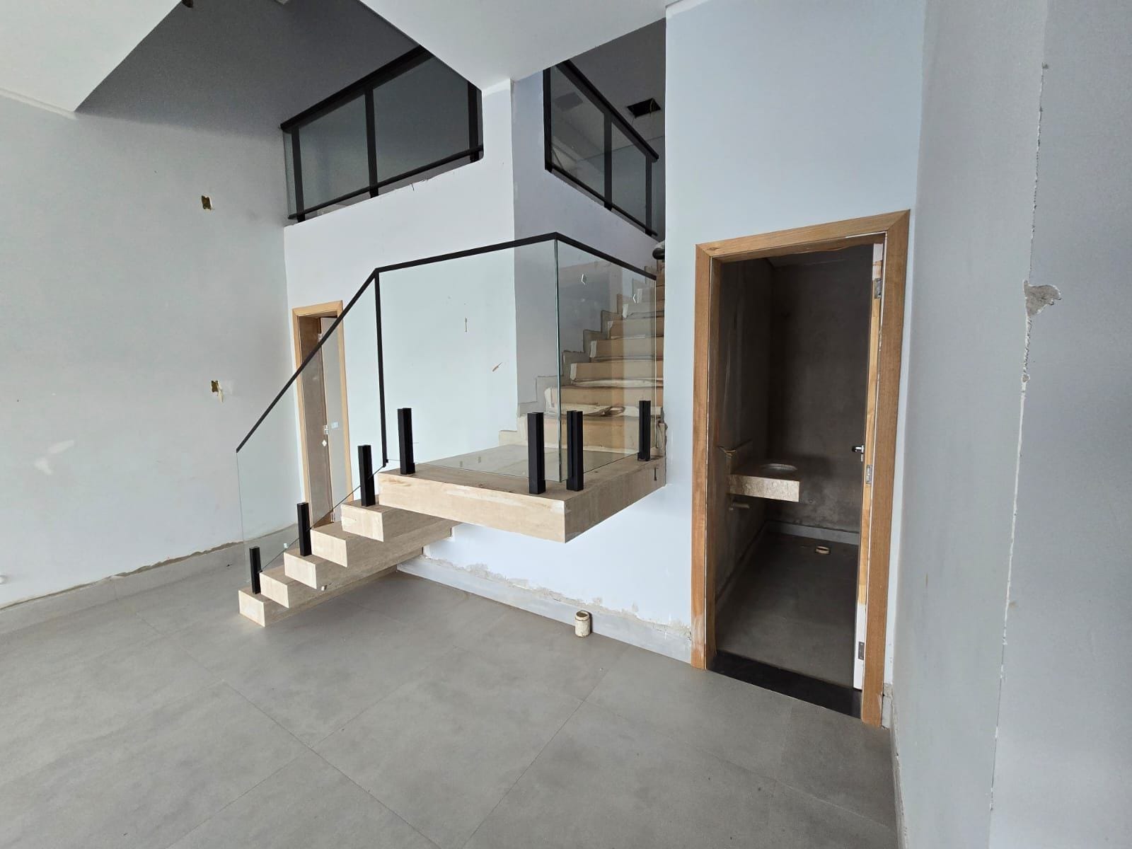 Sobrado à venda - 200m²/ 3 quartos / 3 suítes/ piscina - recém-construída  - próx av Faria Lima - Londrina/PR