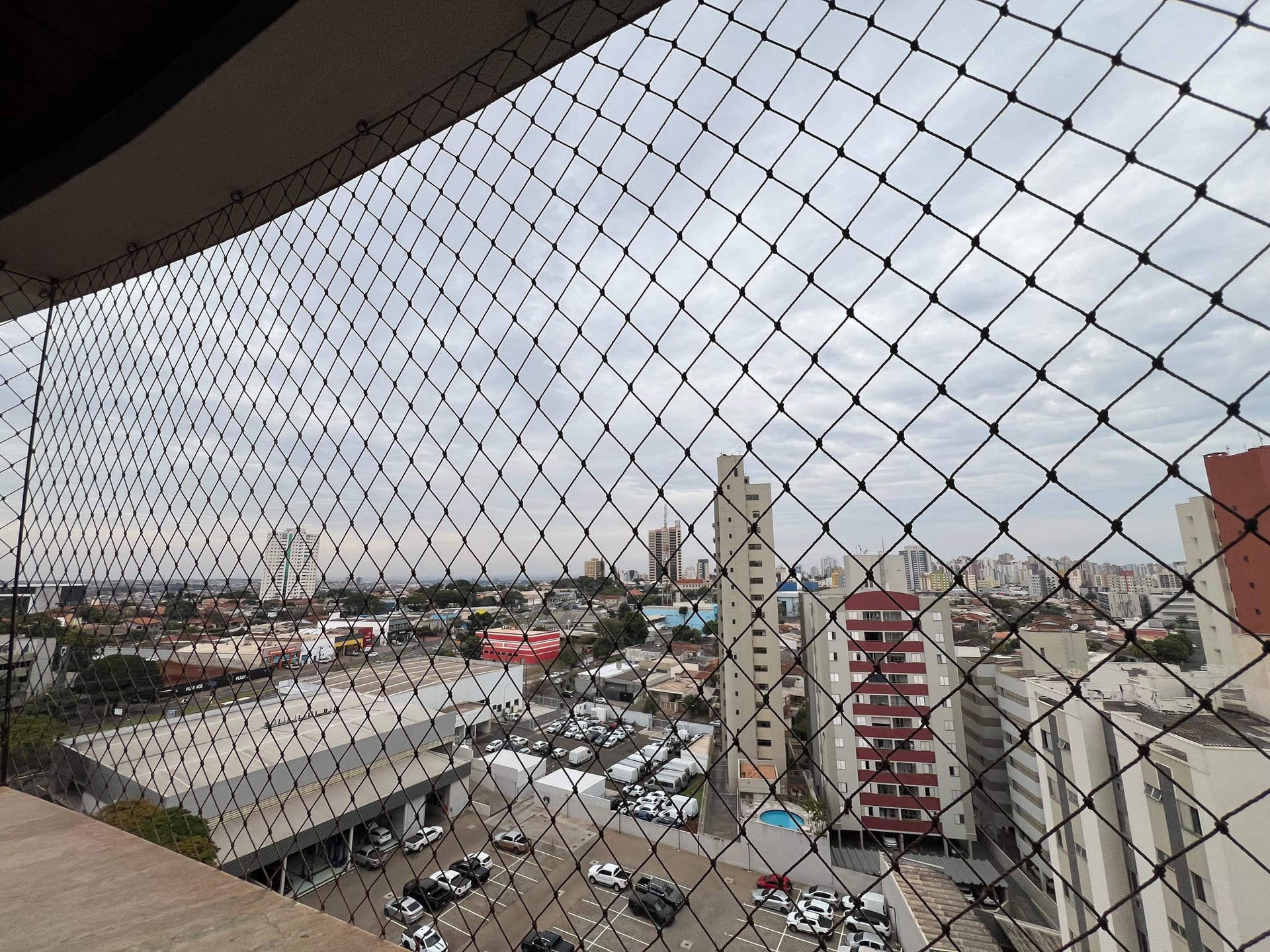 Apartamento à venda, Edifício Porto Belo, 83m² úteis, 3 quartos (1 suíte), sol da manhã, andar alto - San Remo, Londrina, PR