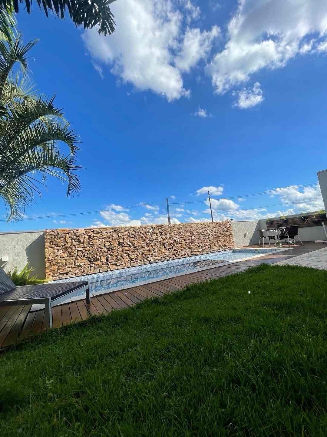 Casa à venda, Royal Forest, 300m² úteis, 3 suítes, aquecimento solar, piscina, quintal,  4 vagas -  Esperança Londrina, PR
