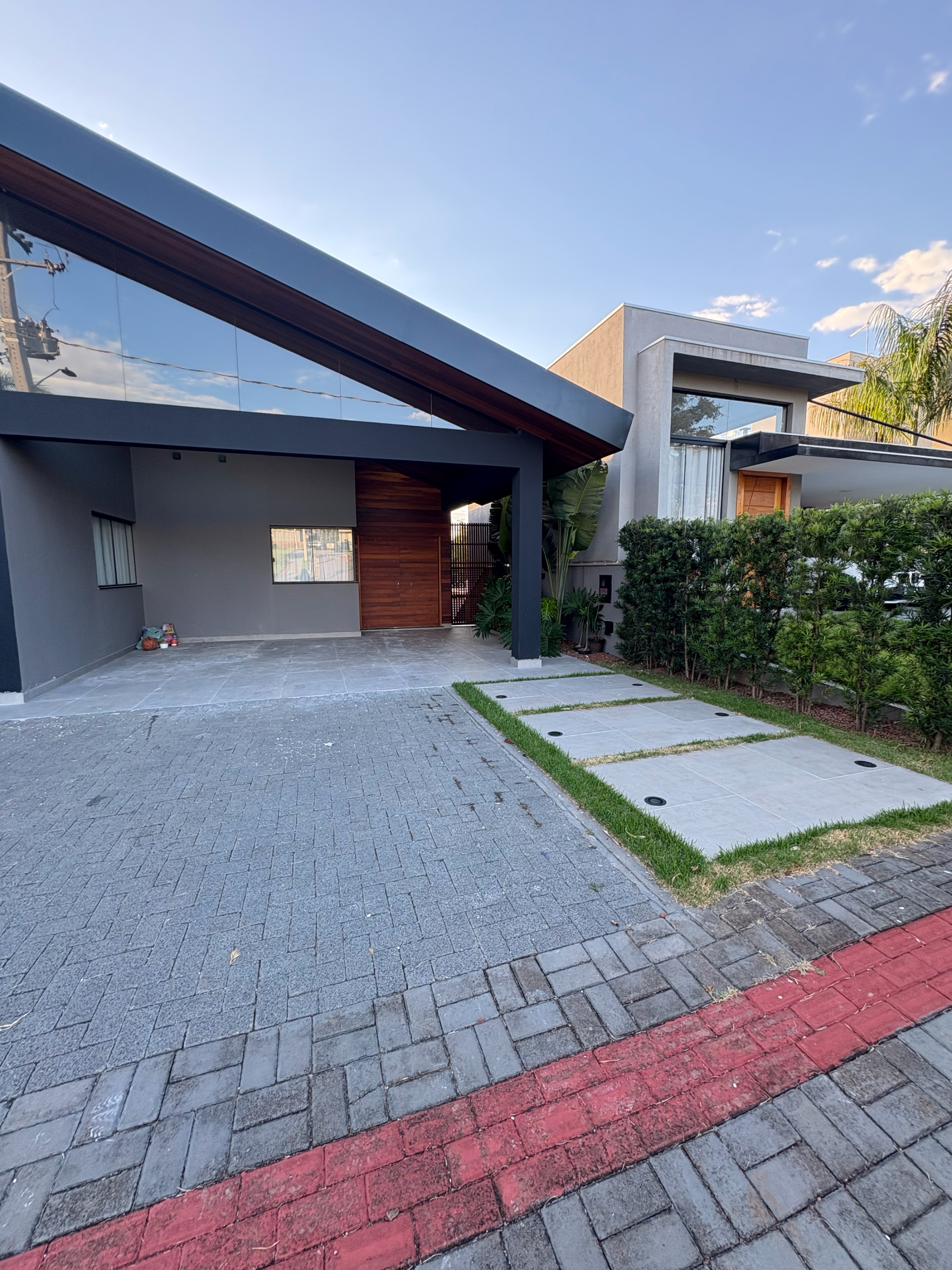 Casa  à Venda, no Parque Tauá,Arangua, 166m² úteis 3 quartos sendo 1 suíte , 4 vagas , toda planejada- Jd Morumbi  Londrina, PR