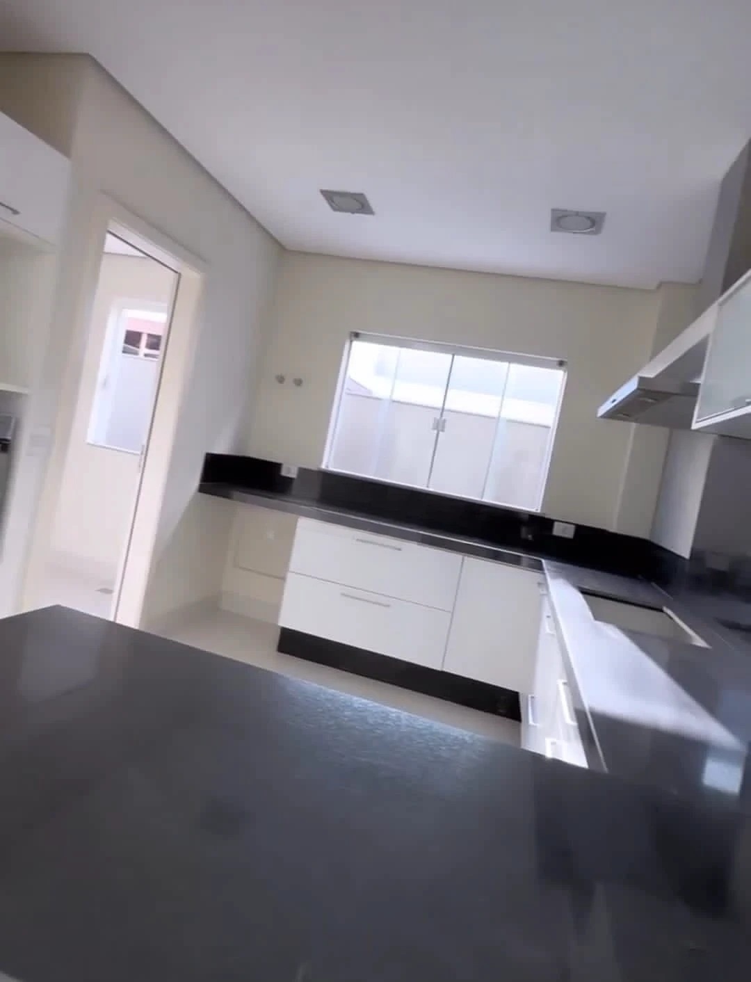 Sobrado à venda, Condomínio Royal Forest, 220m² úteis, 3 suítes, piscina, quintal, 4 vagas - Esperança, Londrina, PR
