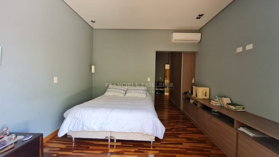 Casa térrea 295m²úteis/4 quartos (sendo 3 suítes) com piscina -Condomínio Acácia Imperial - Londrina Pr