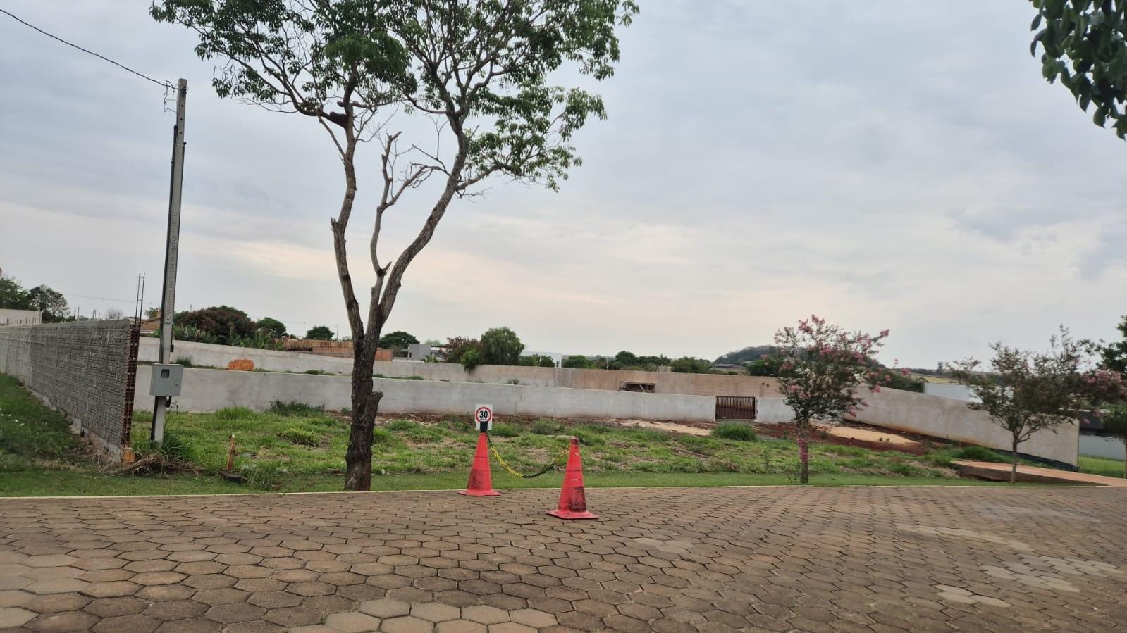 Terreno à venda, 2600 m2  Condomínio Estancia Bom Tempo, Murado e bem localizado, Londrina, PR